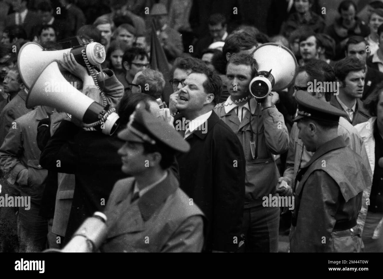 La seconda riunione del Cancelliere Willy Brandt con il DDR MP Willi Stoph il 21 maggio 1971 a Kassel è stata accompagnata da un gran numero di dichiarazioni a favore Foto Stock