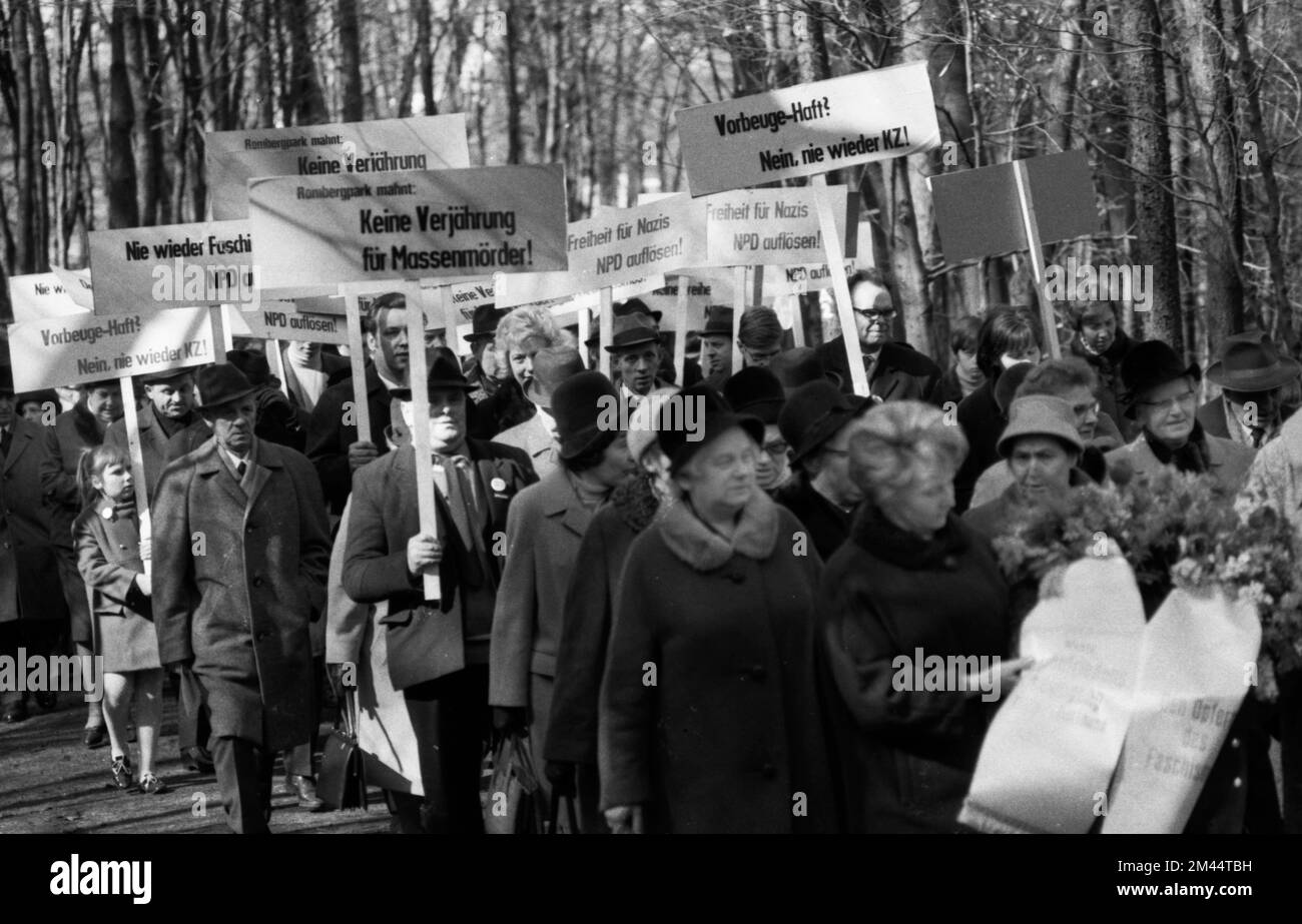 Venerdì Santo 1945 la foresta di Rombergpark era un luogo di crimine. La commemorazione dei crimini nazisti qui il 23. 3. 1967 a Dortmund Bittermark a Foto Stock