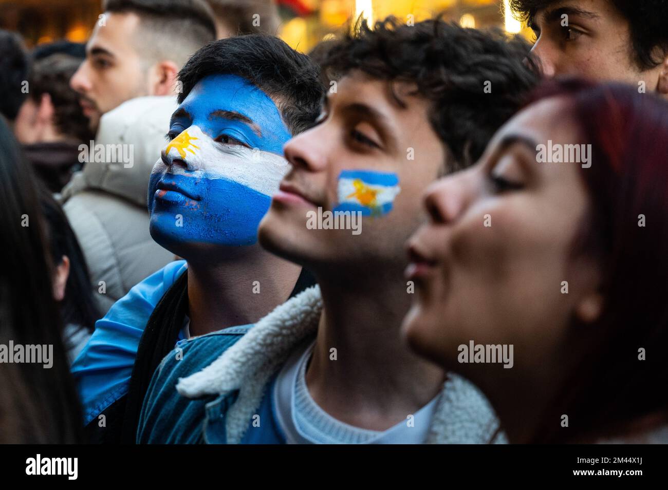 Madrid, Spagna. 18th Dec, 2022. Tifosi argentini che guardano la partita finale tra Argentina e Francia in strada su uno schermo di un bar. L'Argentina ha vinto la Coppa del mondo FIFA Qatar 2022 sconfiggendo la Francia in una partita che si è conclusa con un pareggio di 3-3, vincendo il titolo di campionato dopo le penalità (4-2). Credit: Marcos del Mazo/Alamy Live News Foto Stock