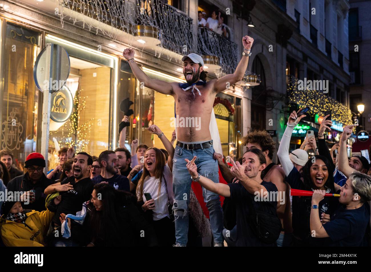 Madrid, Spagna. 18th Dec, 2022. Tifosi francesi urlano ai tifosi argentini durante la finale di gara tra Argentina e Francia. L'Argentina ha vinto la Coppa del mondo FIFA Qatar 2022 sconfiggendo la Francia in una partita che si è conclusa con un pareggio di 3-3, vincendo il titolo di campionato dopo le penalità (4-2). Credit: Marcos del Mazo/Alamy Live News Foto Stock