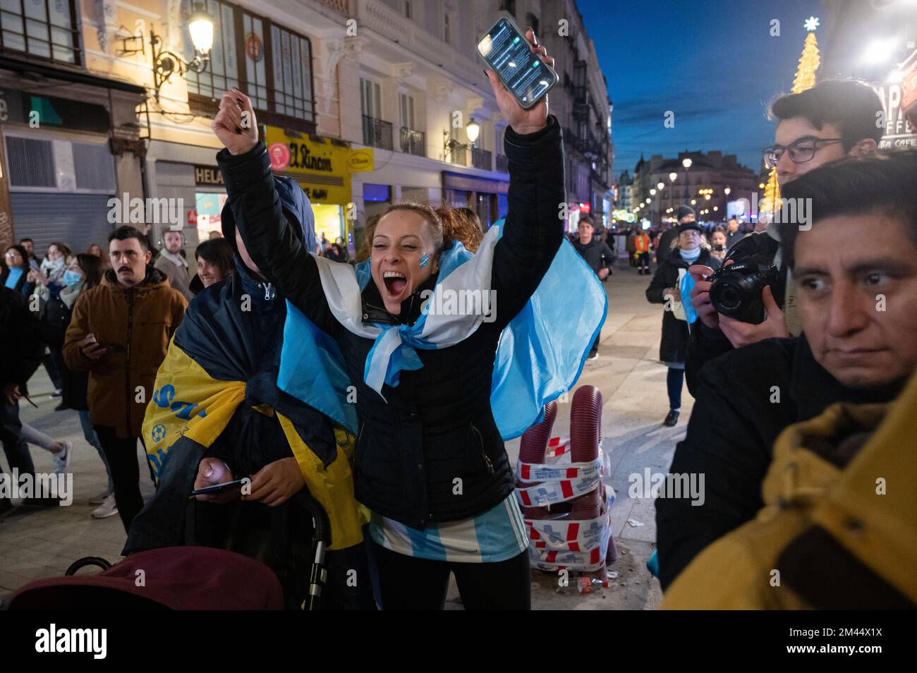 Madrid, Spagna. 18th Dec, 2022. Fan argentino festeggia la vittoria dell'Argentina contro la Francia. L'Argentina ha vinto la Coppa del mondo FIFA Qatar 2022 sconfiggendo la Francia in una partita che si è conclusa con un pareggio di 3-3, vincendo il titolo di campionato dopo le penalità (4-2). Credit: Marcos del Mazo/Alamy Live News Foto Stock