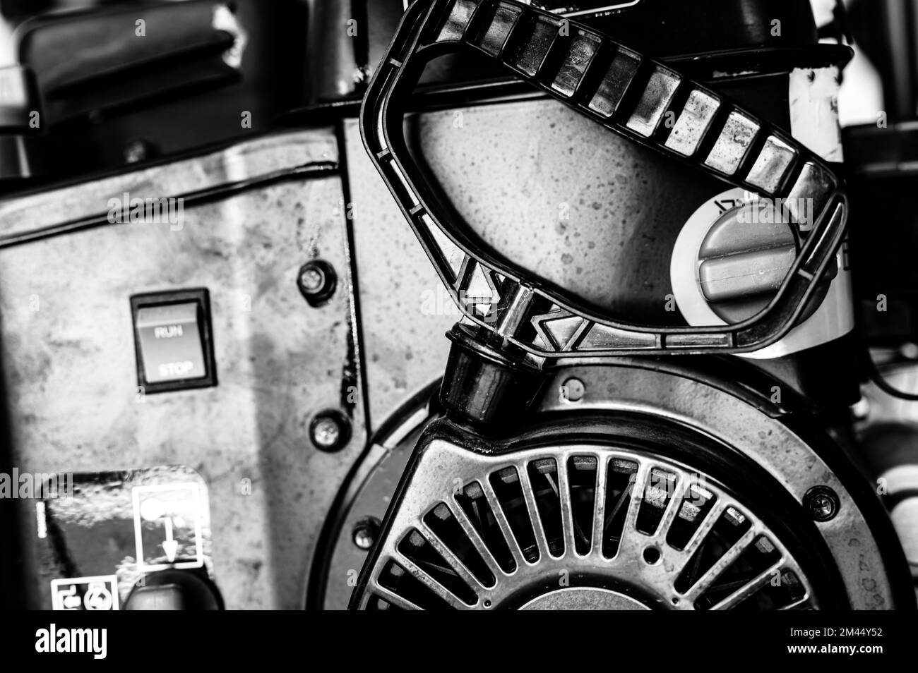 Tirare il cavo per avviare un motore portatile su una spazzaneve o un rasaerba Foto Stock