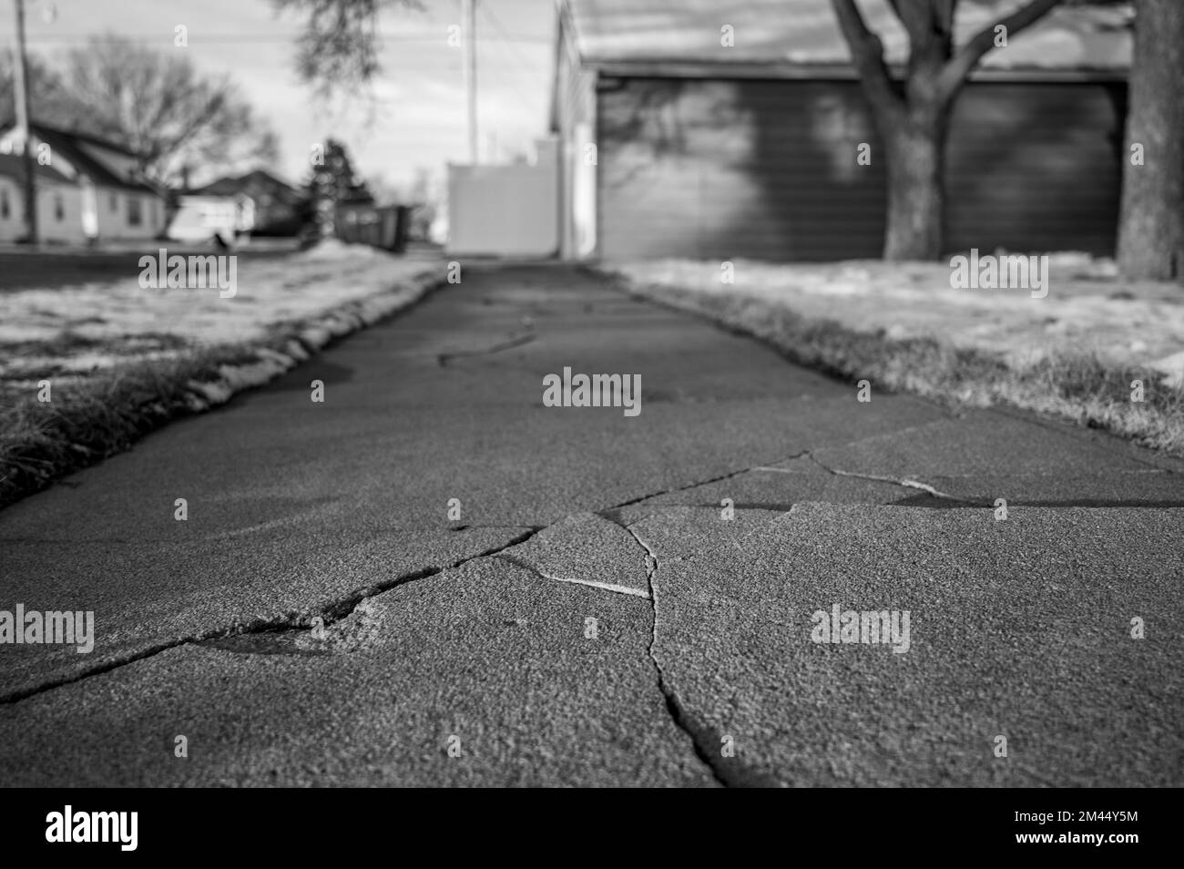 Frost crack in cemento residenziale marciapiede Foto Stock