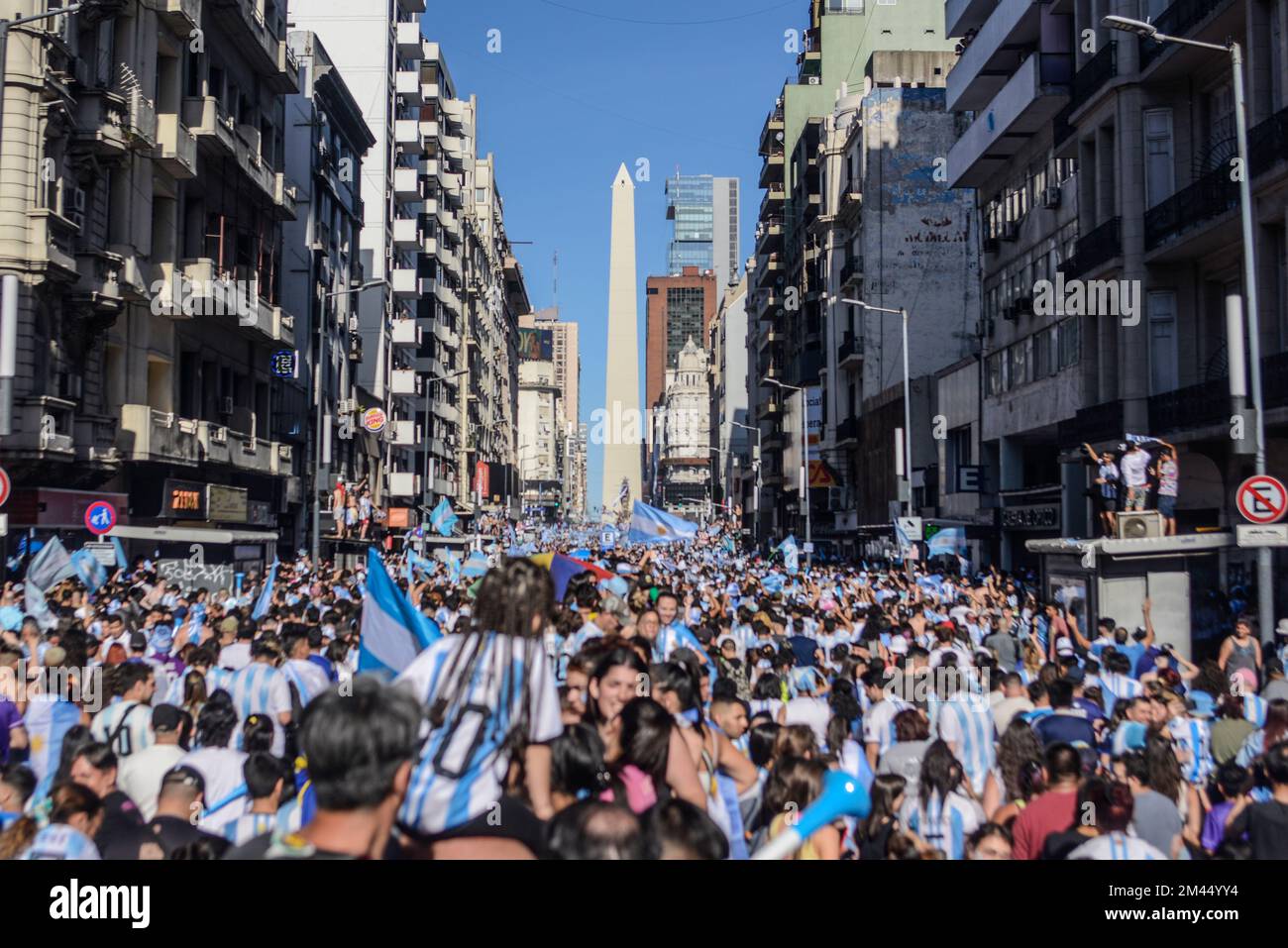 I fan argentini di Buenos Aires festeggiano la loro squadra sconfiggendo la Francia per vincere la Coppa del mondo 2022 Foto Stock