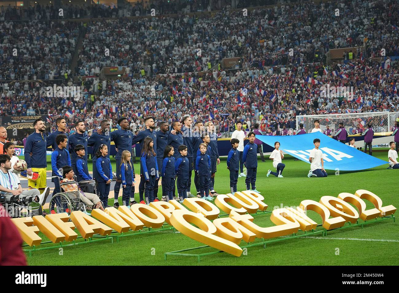 18 dicembre 2022, Lusail iconic Stadium, Doha, QAT, Coppa del mondo FIFA 2022, finale, Argentina vs Francia, nella foto la squadra francese all'inno nazionale. Foto Stock