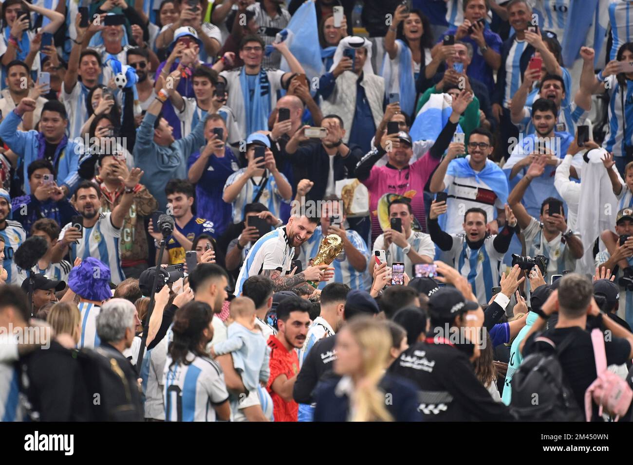 Lusail, Qatar, 18/12/2022, Bad in the Crowd, Lionel MESSI (ARG) con trofeo, coppa, trofeo, foto di squadra, giubilo, Gioia, entusiasmo, giro d'onore, gioco 64, FINALE Argentina - Francia 4-2 NE (3-3) il 18 dicembre 2022, Lusail Stadium Soccer World Cup 20122 in Qatar dal 20,11. - Dalle 18.12.2022 alle Foto Stock