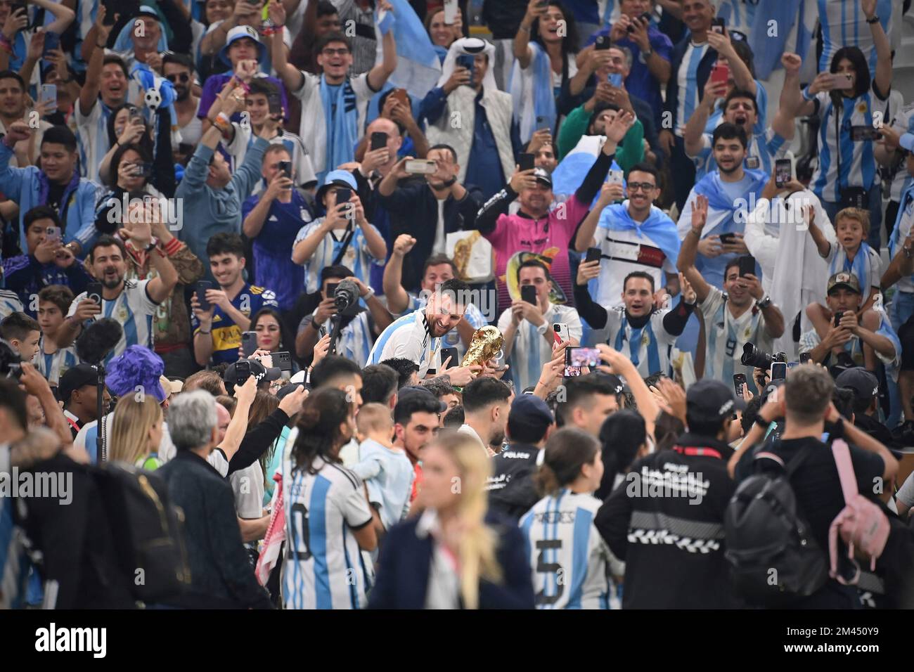 Lusail, Qatar, 18/12/2022, Bad in the Crowd, Lionel MESSI (ARG) con trofeo, coppa, trofeo, foto di squadra, giubilo, Gioia, entusiasmo, giro d'onore, gioco 64, FINALE Argentina - Francia 4-2 NE (3-3) il 18 dicembre 2022, Lusail Stadium Soccer World Cup 20122 in Qatar dal 20,11. - Dalle 18.12.2022 alle Foto Stock
