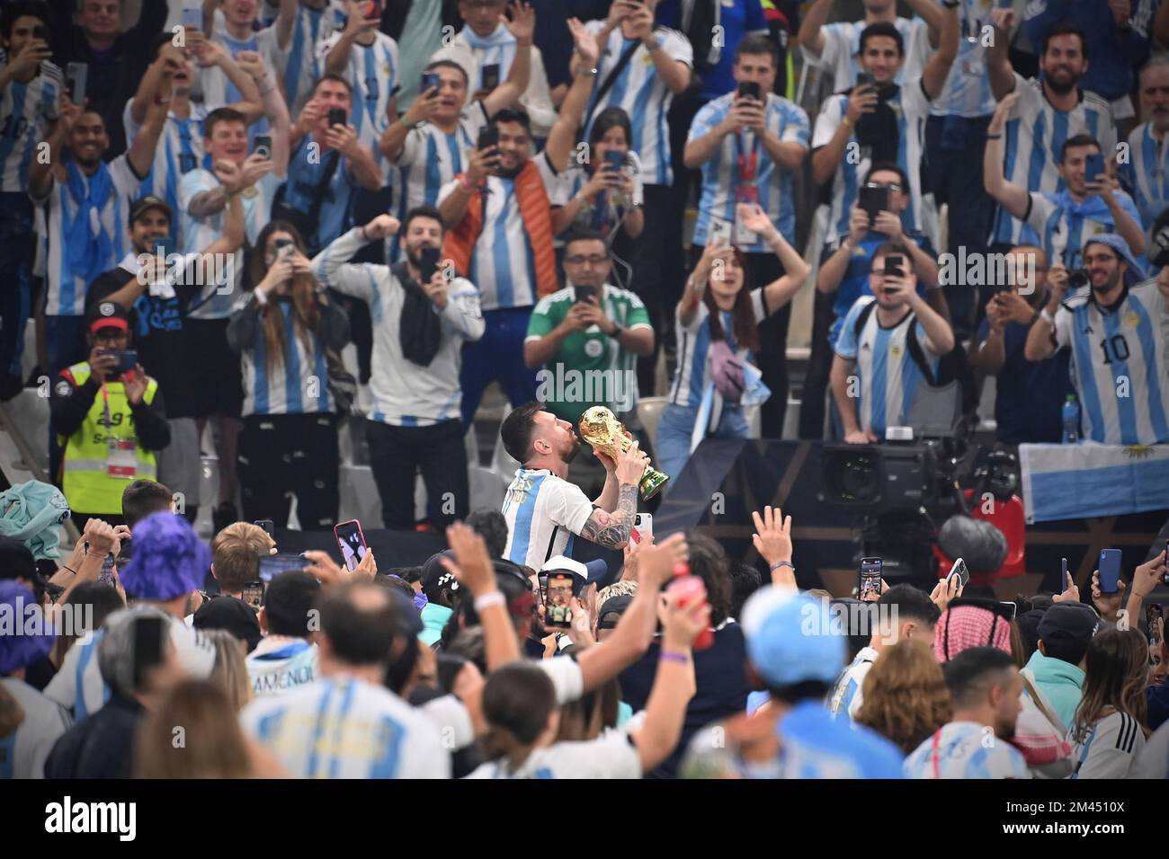 Lusail, Qatar, 18/12/2022, Bad in the Crowd, Lionel MESSI (ARG) con trofeo, coppa, trofeo, foto di squadra, giubilo, Gioia, entusiasmo, giro d'onore, gioco 64, FINALE Argentina - Francia 4-2 NE (3-3) il 18 dicembre 2022, Lusail Stadium Soccer World Cup 20122 in Qatar dal 20,11. - Dalle 18.12.2022 alle Foto Stock