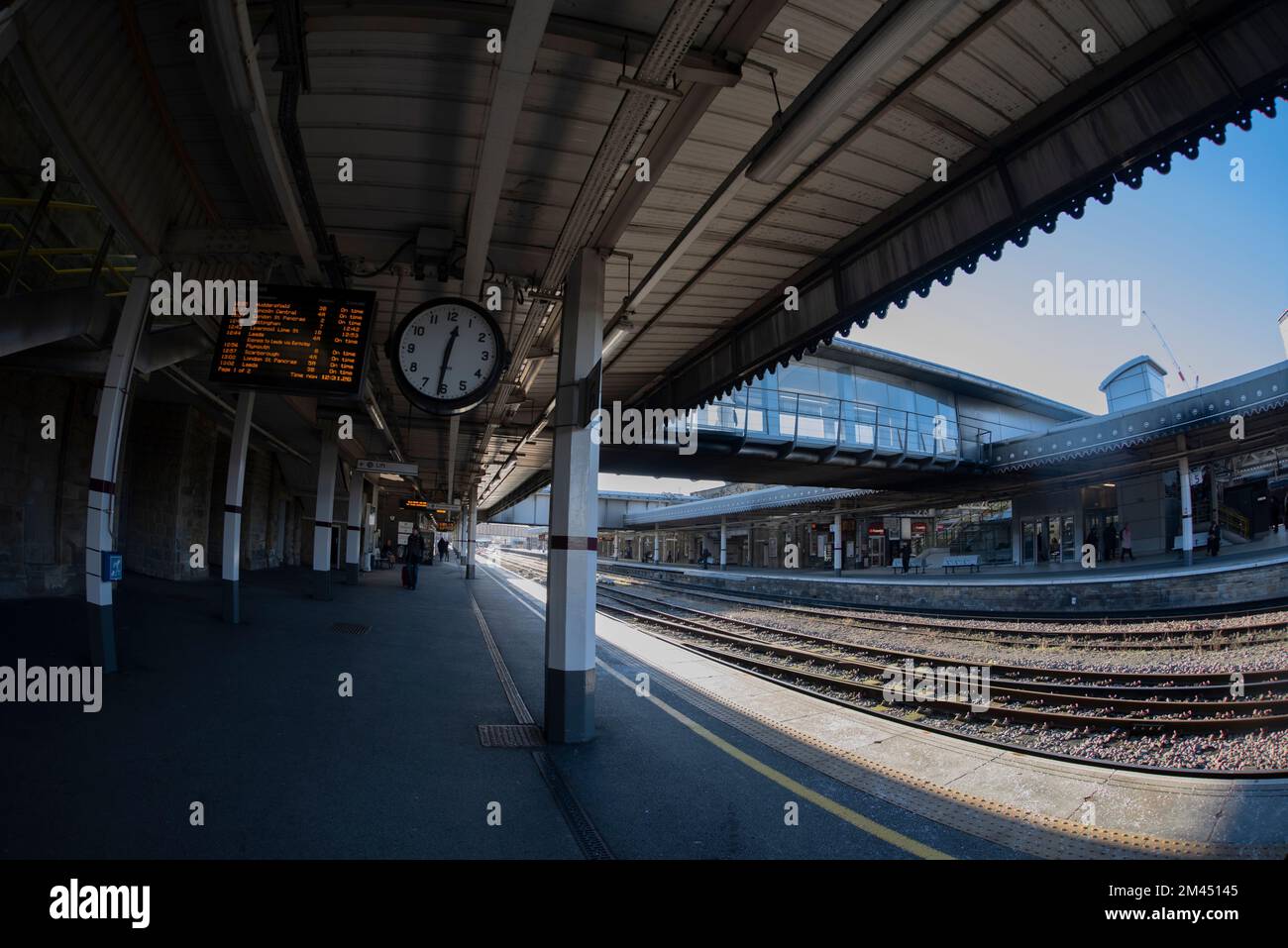 Stazione ferroviaria di Sheffield piattaforma 6. In attesa di un treno. Foto Stock