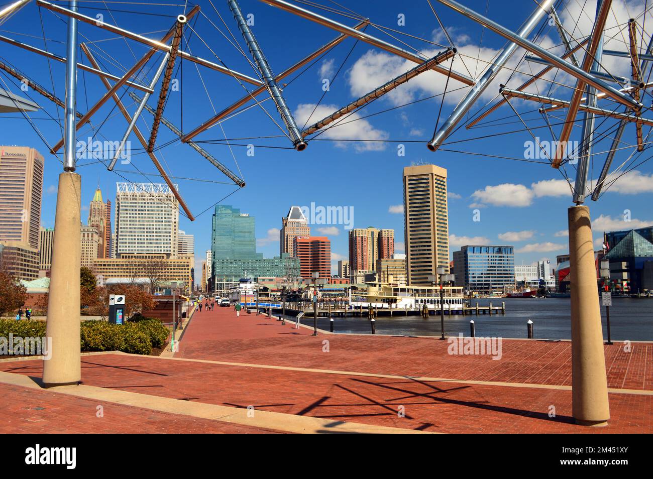 Lo skyline di Baltimora visto dall'estremità meridionale del porto interno incorniciato da una mostra d'arte di tubi al Museo della Scienza Foto Stock