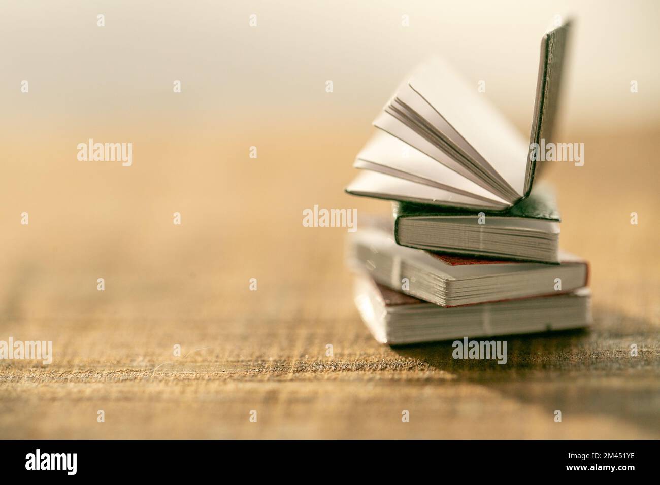 Leggere libri . pila di libri su un tavolo di legno. Soft focus.Learning e conoscenza Symbol.Reading e Education.Literature e concetto di lettura. Foto Stock