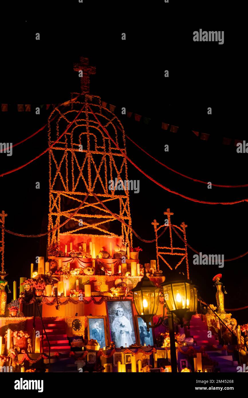 Offerta Day of the Dead dal Messico centrale con papel picado, veladoras, fotografia Foto Stock