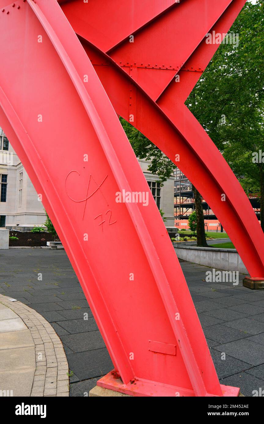 La firma di Alexander Calder è vista sulla sua scultura Stegosaurus in Hartford Connecticut Foto Stock