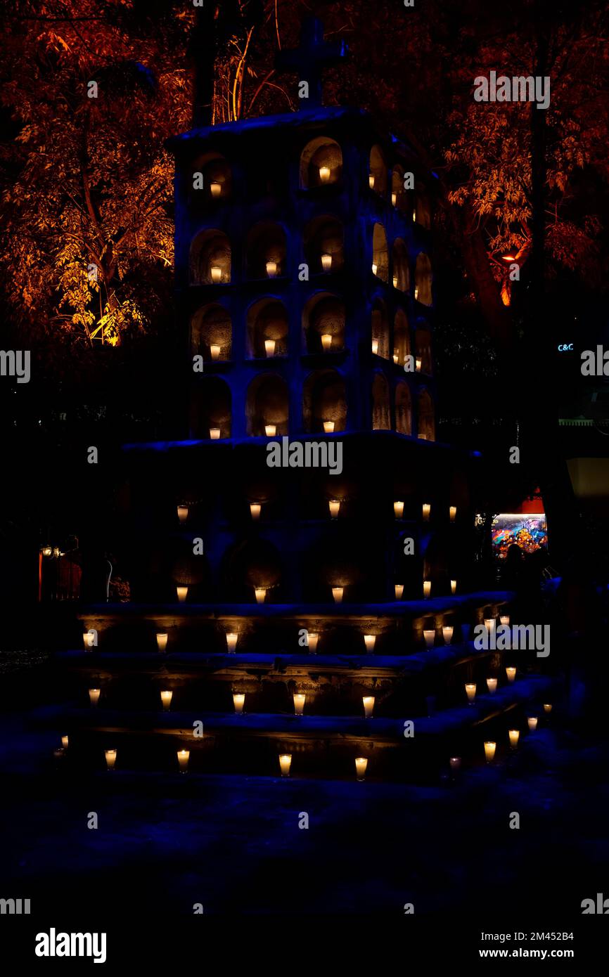 Offerta Day of the Dead dal Messico centrale con papel picado, veladoras, fotografia Foto Stock