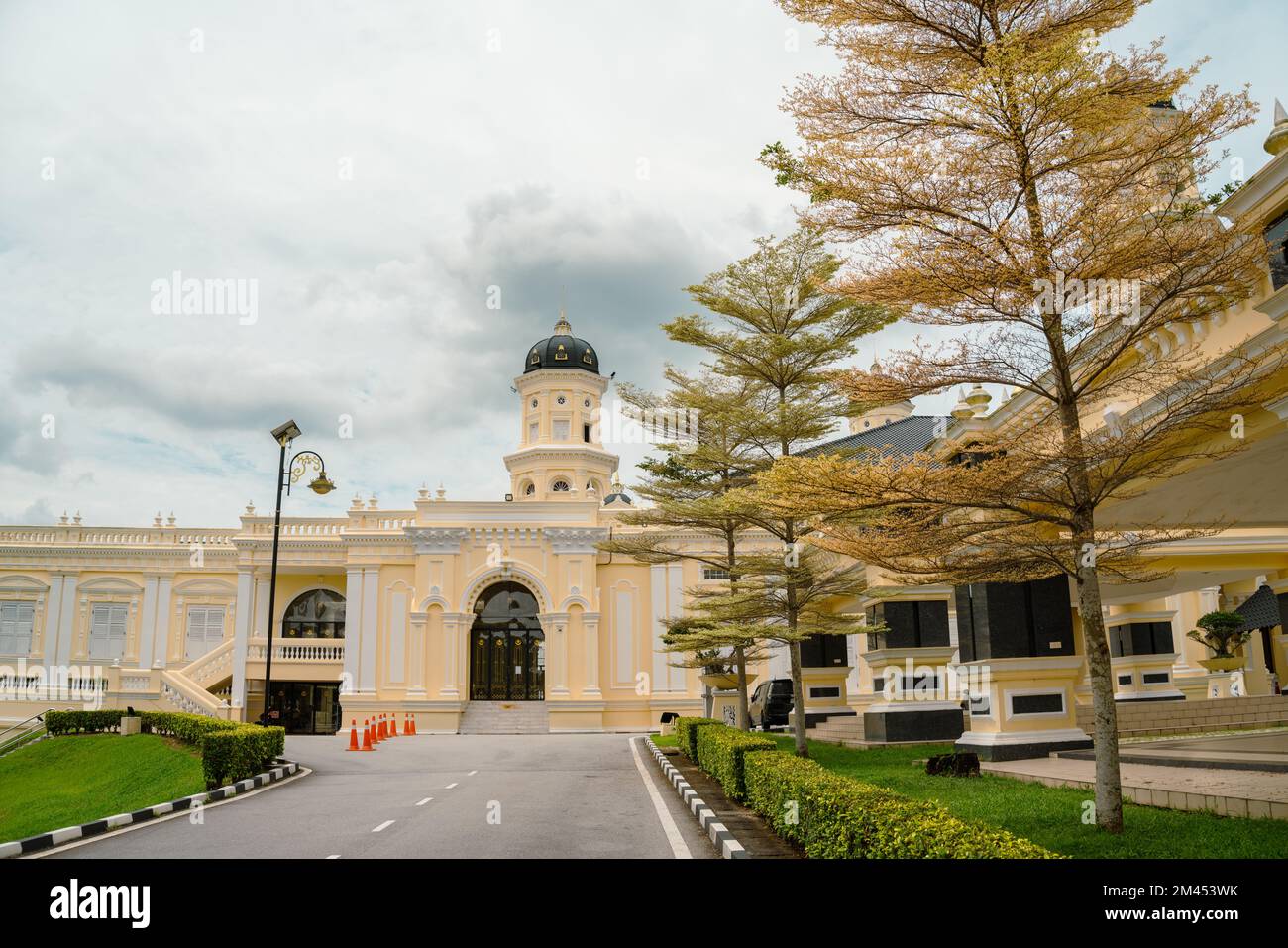 Johor Bahru, Malesia - 25 ottobre 2022 : Moschea del Sultano Abu Bakar Foto Stock