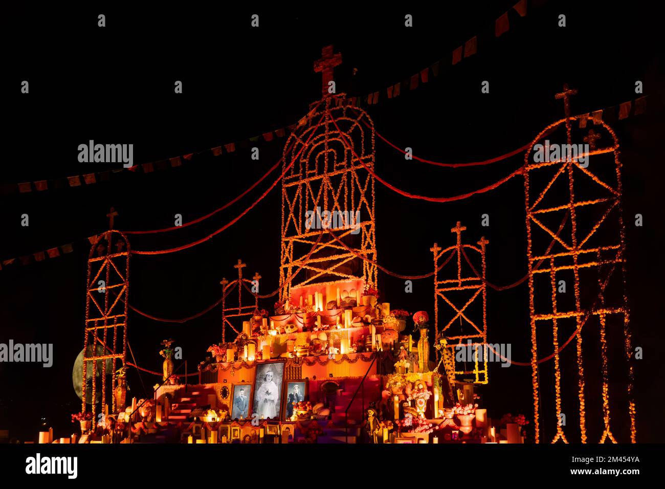 Offerta Day of the Dead dal Messico centrale con papel picado, veladoras, fotografia Foto Stock