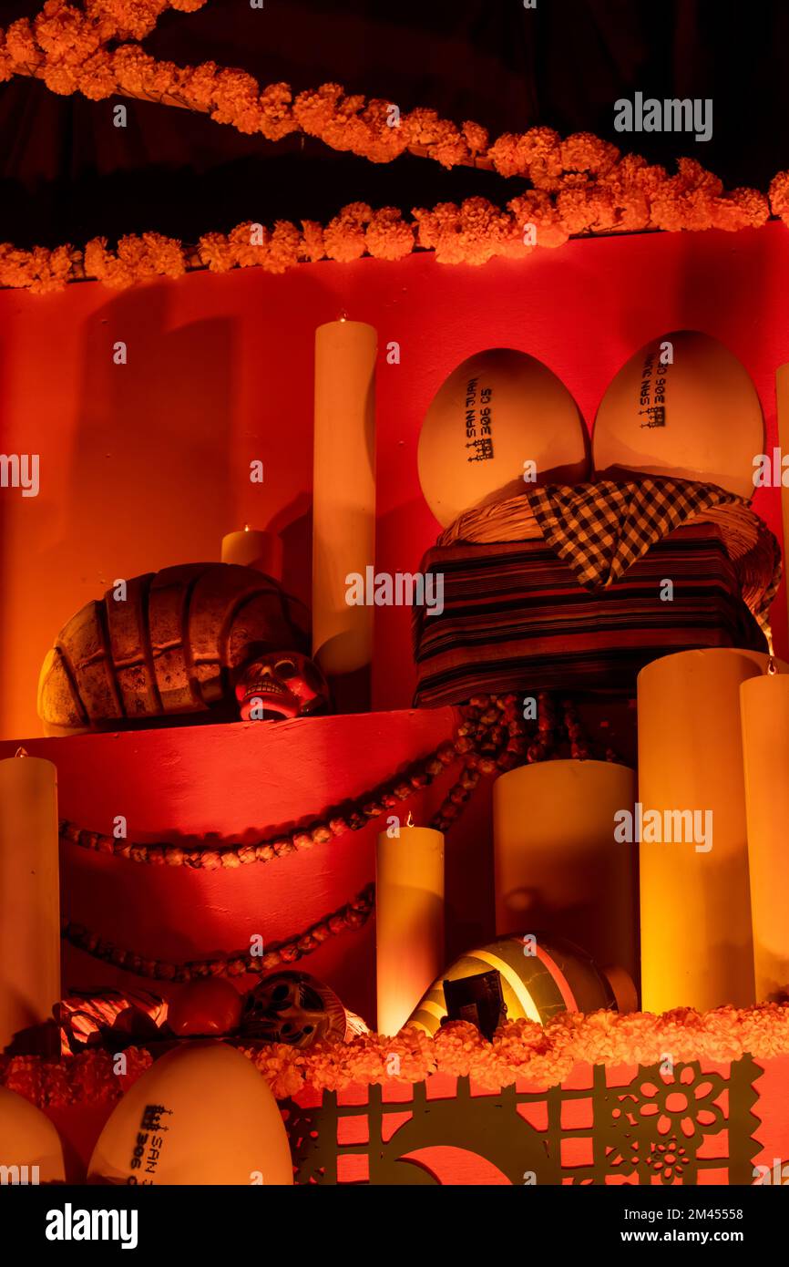 Offerta Day of the Dead dal Messico centrale con papel picado, veladoras, fotografia Foto Stock