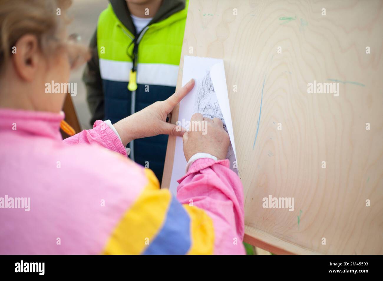 Disegnate da artisti. La persona impara a disegnare. Dettagli disegno su cavalletto. Disegno con matita. Foto Stock