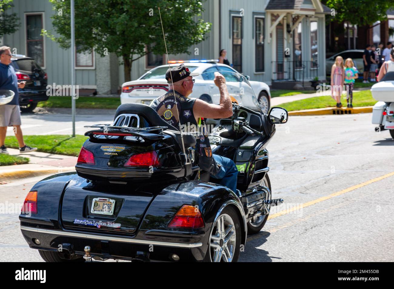 Un veterano militare della Legione americana guida il suo trike Honda Gold Wing nella sfilata dell'ACD Festival 2022 attraverso Auburn, Indiana, USA. Foto Stock