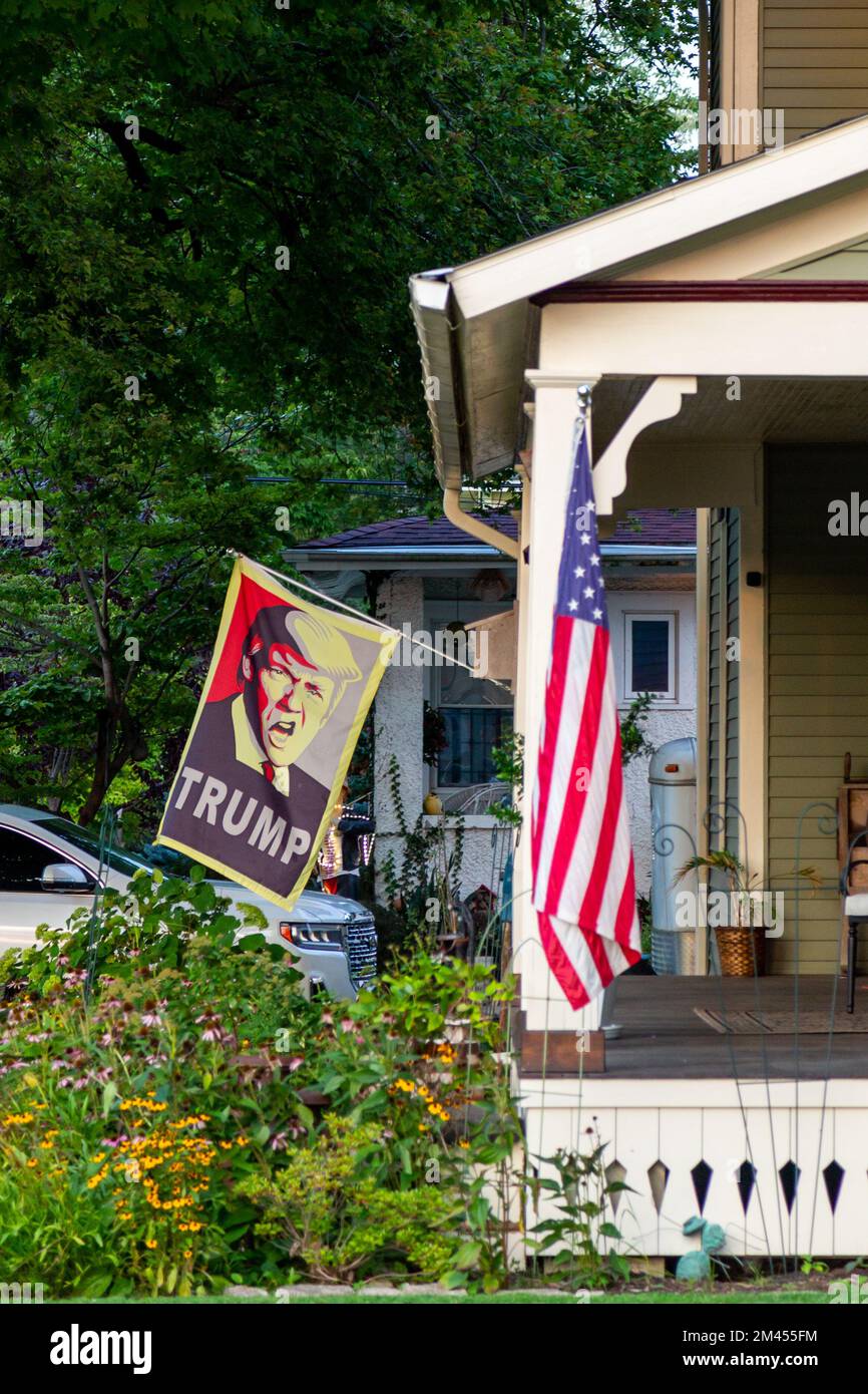 Una bandiera di Donald Trump e una bandiera degli Stati Uniti mostrate dal portico di una casa ad Auburn, Indiana, Stati Uniti. Foto Stock