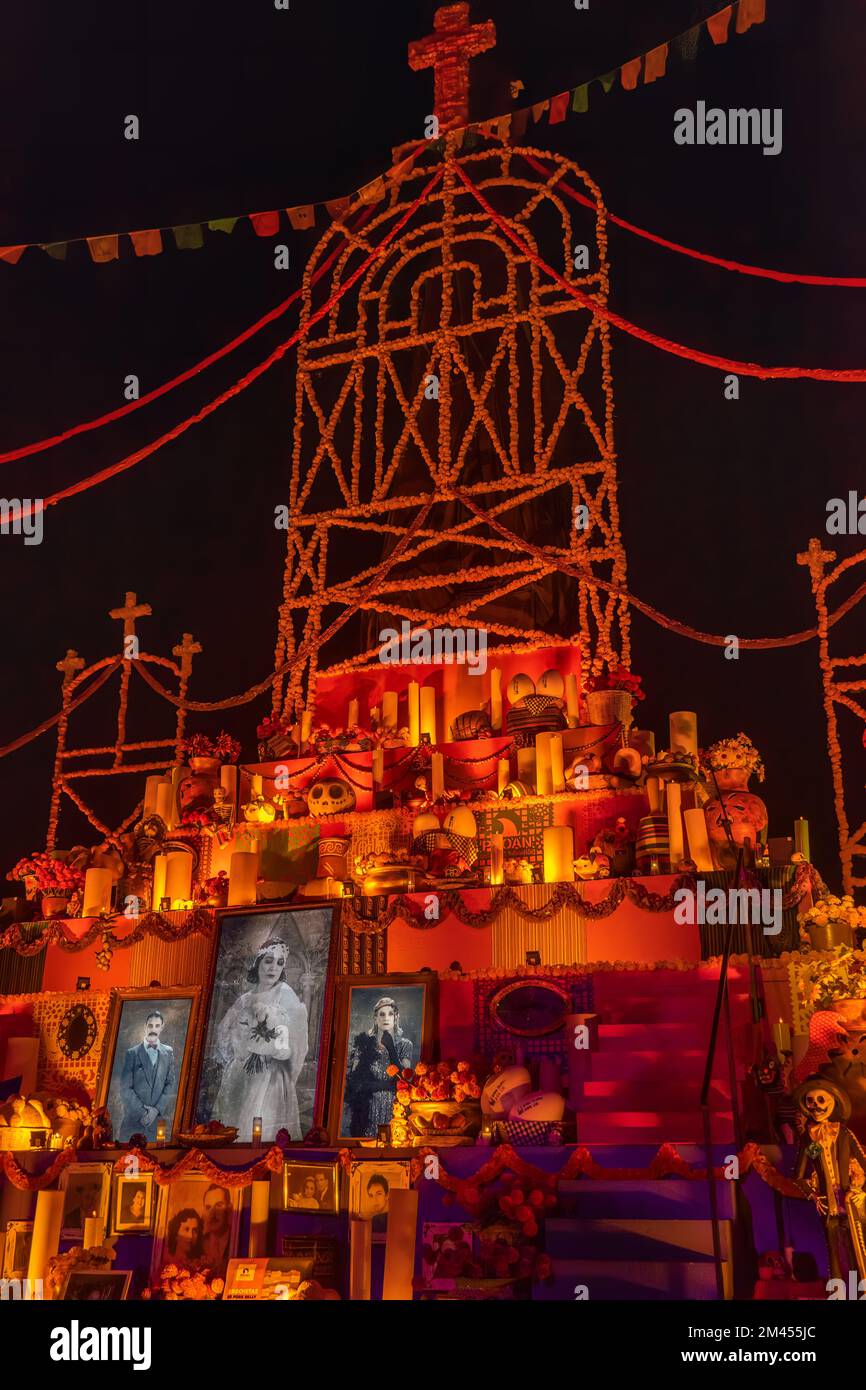 Offerta Day of the Dead dal Messico centrale con papel picado, veladoras, fotografia Foto Stock