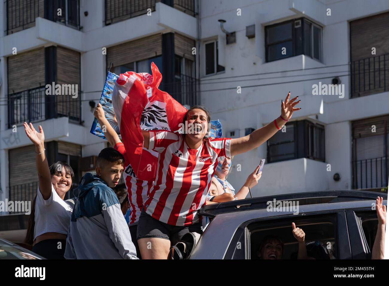 La Plata, Buenos Aires, Argentina - 18 dicembre 2022: Una donna con la maglia Estudiantes de la Plata celebra l'Argentina vincendo il FIFA World Cu 2022 Foto Stock