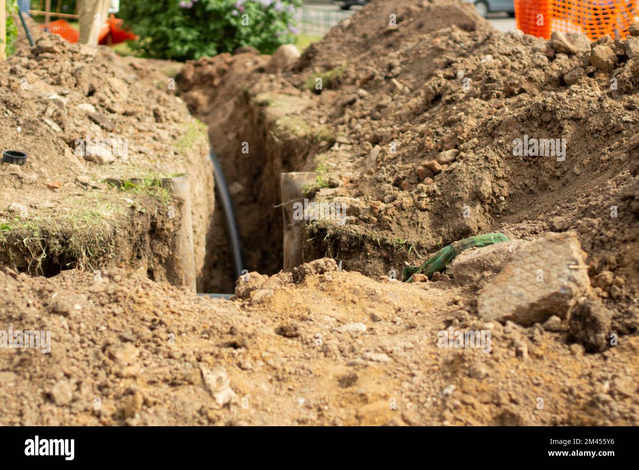 Terreno scavato in cantiere. Posa di tubi in città. Terra scavata. Trincea del cavo. Lavori di costruzione. Foto Stock