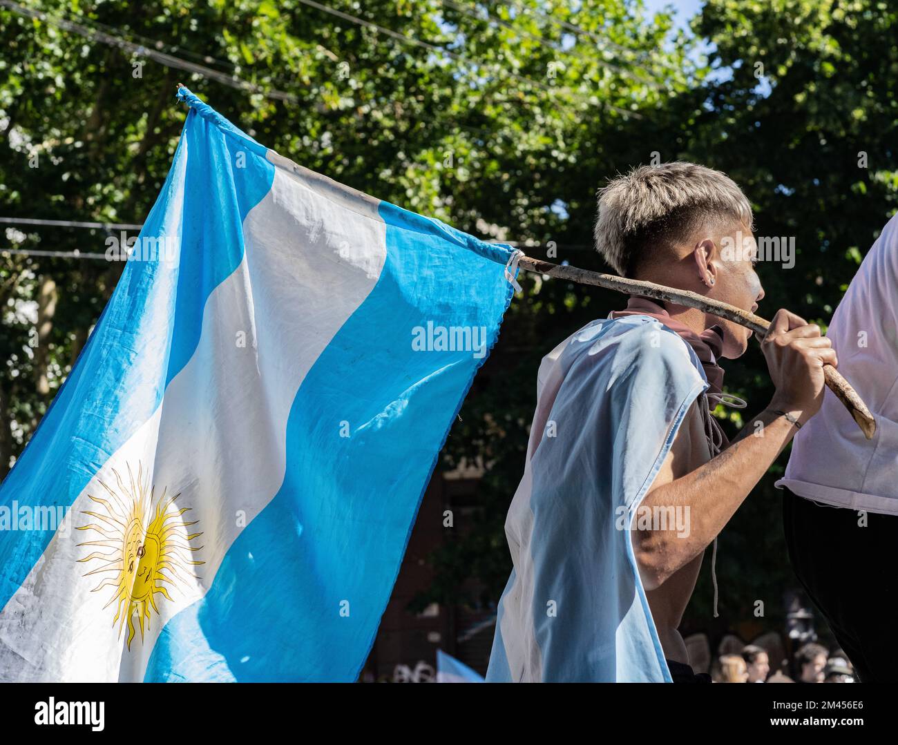 La Plata, Buenos Aires, Argentina - 18 dicembre 2022: Un giovane con una bandiera argentina celebra l'Argentina vincendo la Coppa del mondo FIFA 2022 a Qata Foto Stock