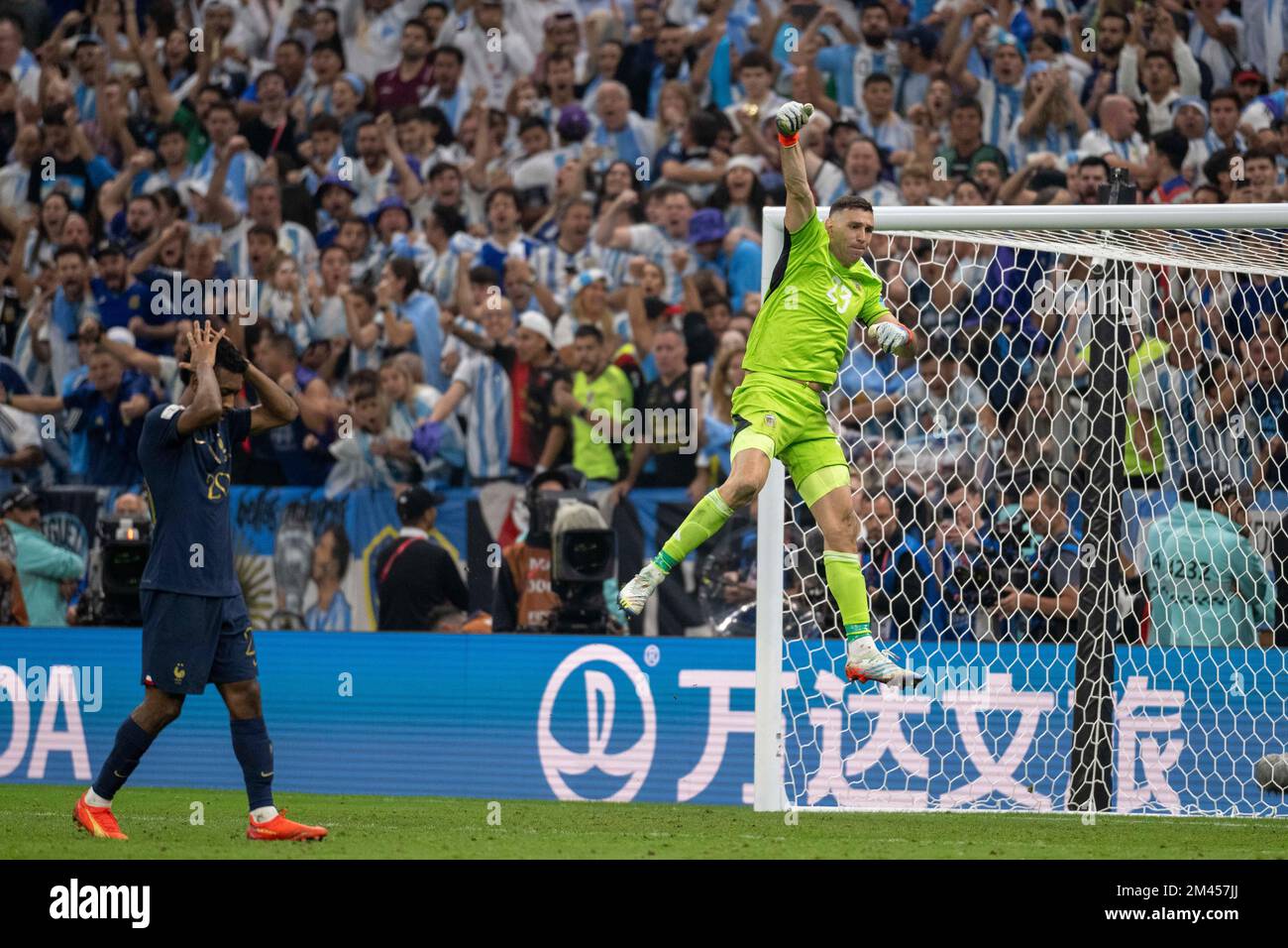 Lusail, Catar. 18th Dec, 2022. Emiliano Martínez argentina festeggia dopo aver salvato una penalità da Kingsley Coman di Francia durante una partita tra Argentina e Francia valida per la finale della Coppa del mondo FIFA 2022 tenutasi al Lusail International Stadium, ad, Qatar Credit: Richard Callis/FotoArena/Alamy Live News Foto Stock