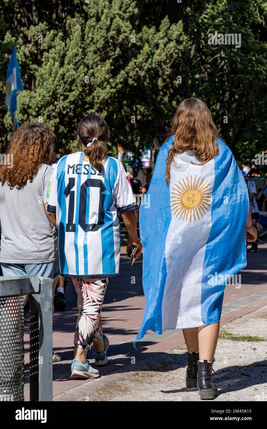 La Plata, Buenos Aires, Argentina - 18 dicembre 2022: Una ragazza con una bandiera argentina durante la celebrazione dell'Argentina vincendo il FIFA World C 2022 Foto Stock