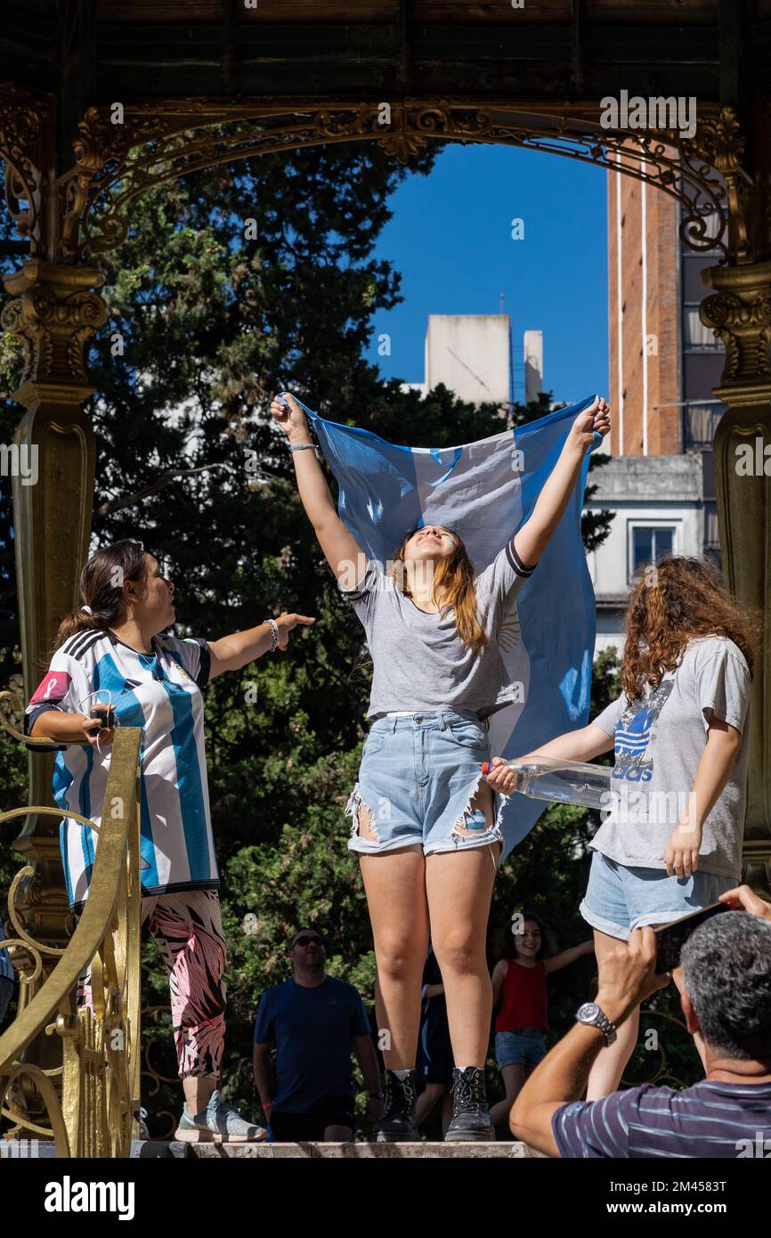 La Plata, Buenos Aires, Argentina - 18 dicembre 2022: Una ragazza con una bandiera argentina celebra che l'Argentina ha vinto la Coppa del mondo FIFA 2022 in Qatar. Foto Stock