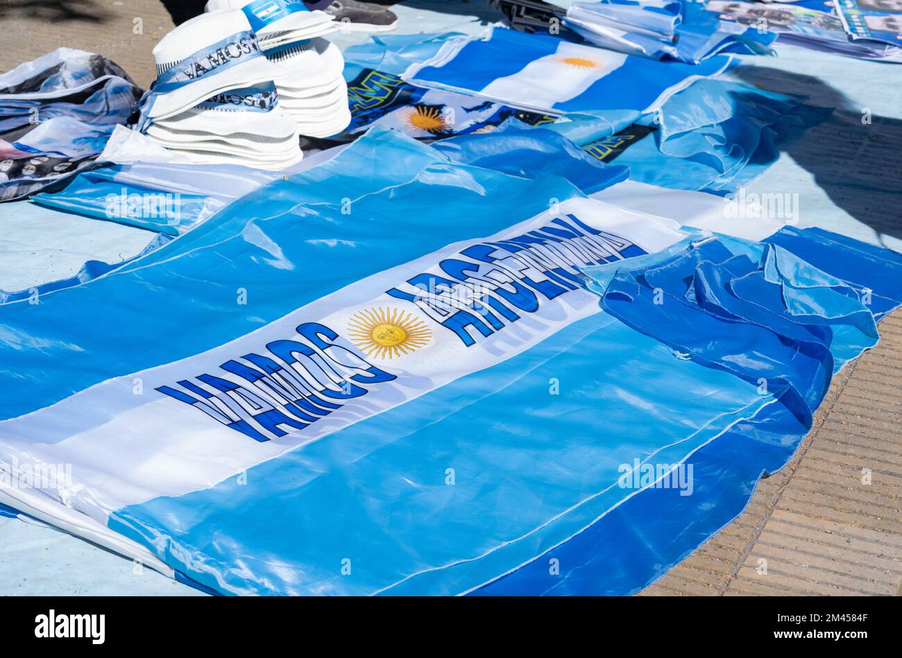 La Plata, Buenos Aires, Argentina - 18 dicembre 2022: Primo piano delle bandiere argentine durante la celebrazione dell'Argentina vincendo la Coppa del mondo FIFA 2022 Foto Stock