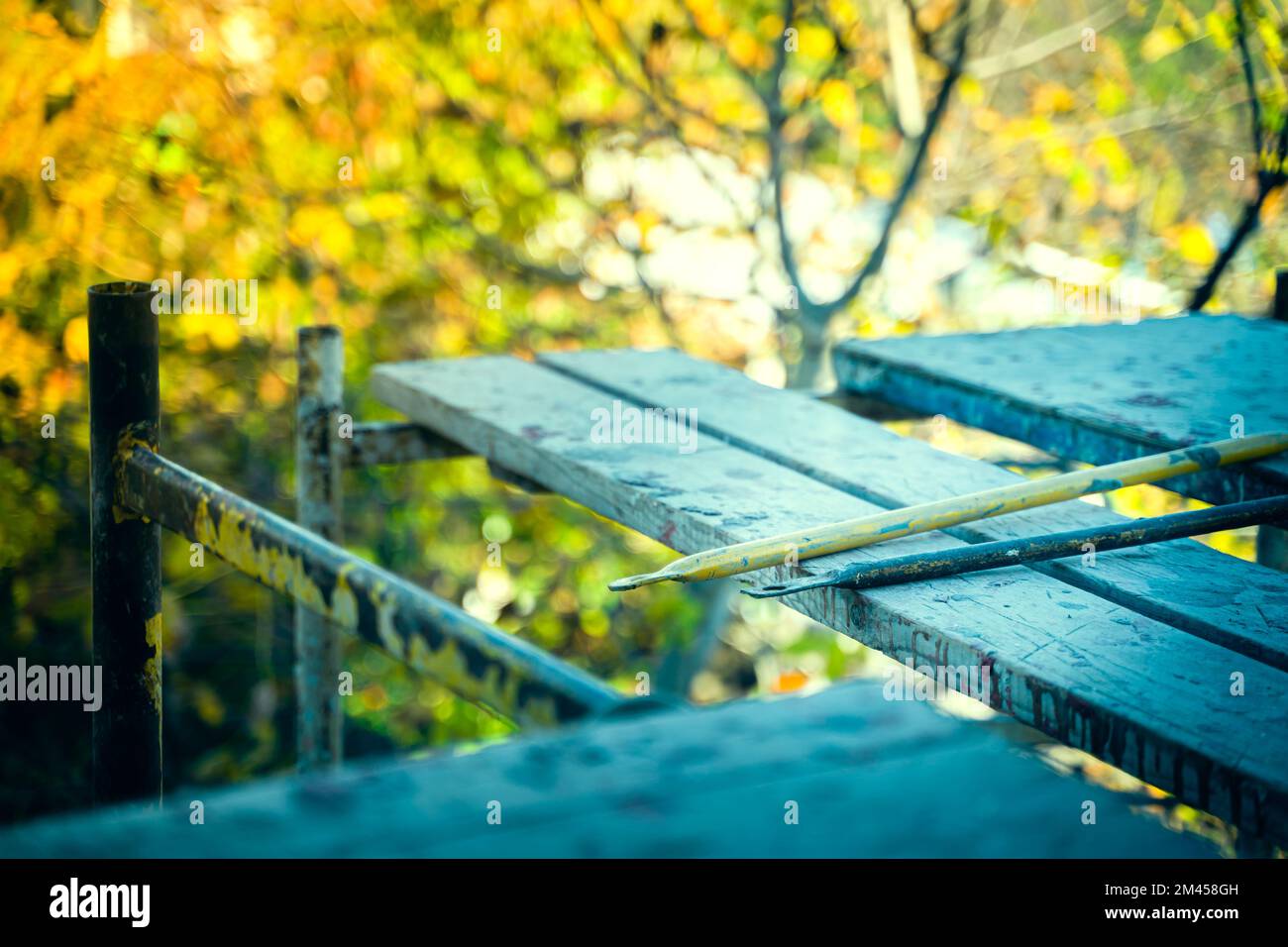 Primo piano di impalcatura su uno sfondo sfocato. Design per alti lavori di facciata su succulenti sfondi estivi saturi Foto Stock