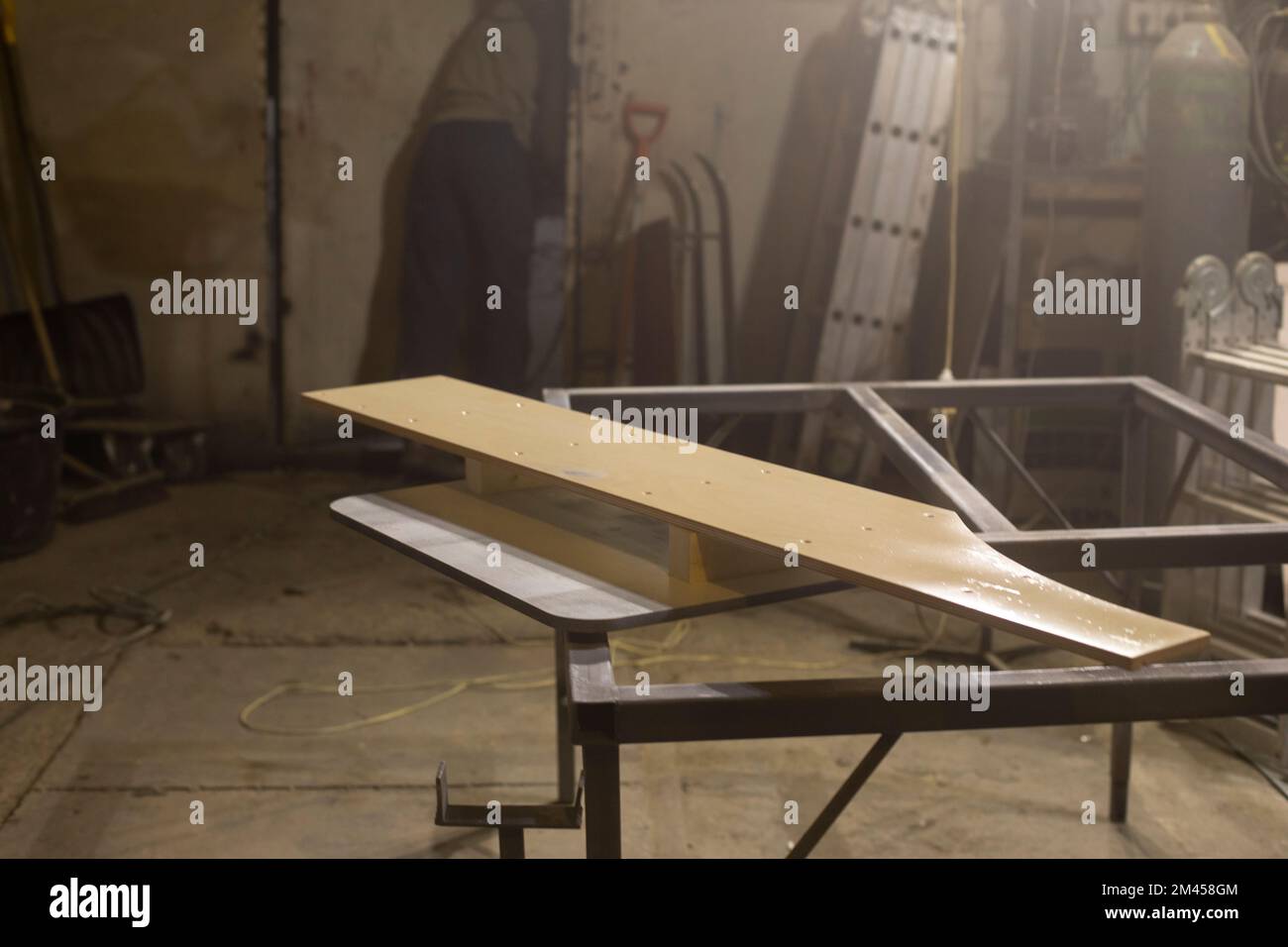 Tavola a bordo. Officina di lavorazione del legno. Dettagli della produzione di mobili. Scheda RAW. Foto Stock