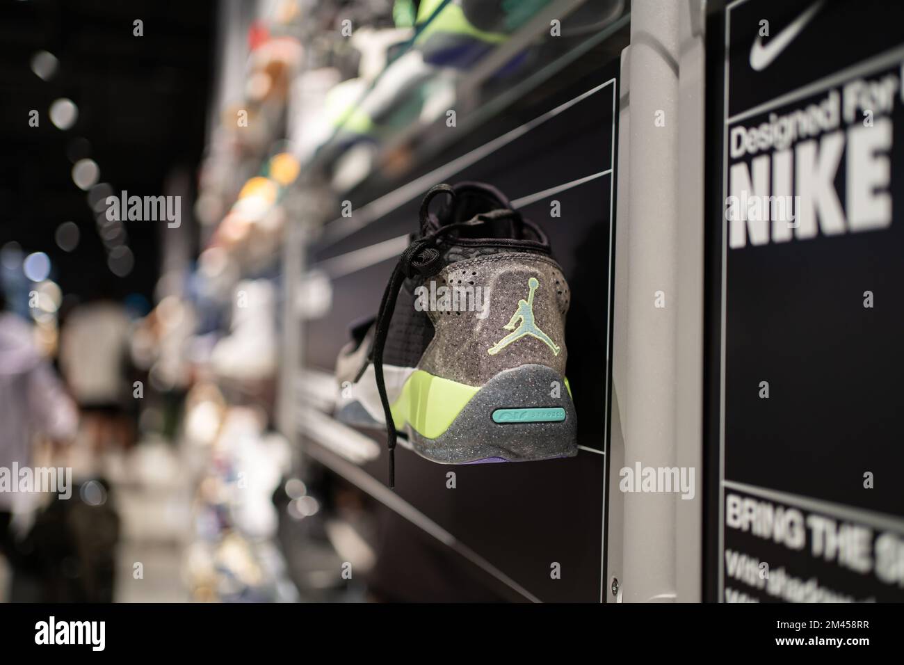 Bangkok, Thailandia - 11 dicembre 2022: Il logo Jumpman sulla scarpa Nike Jordan. Foto Stock