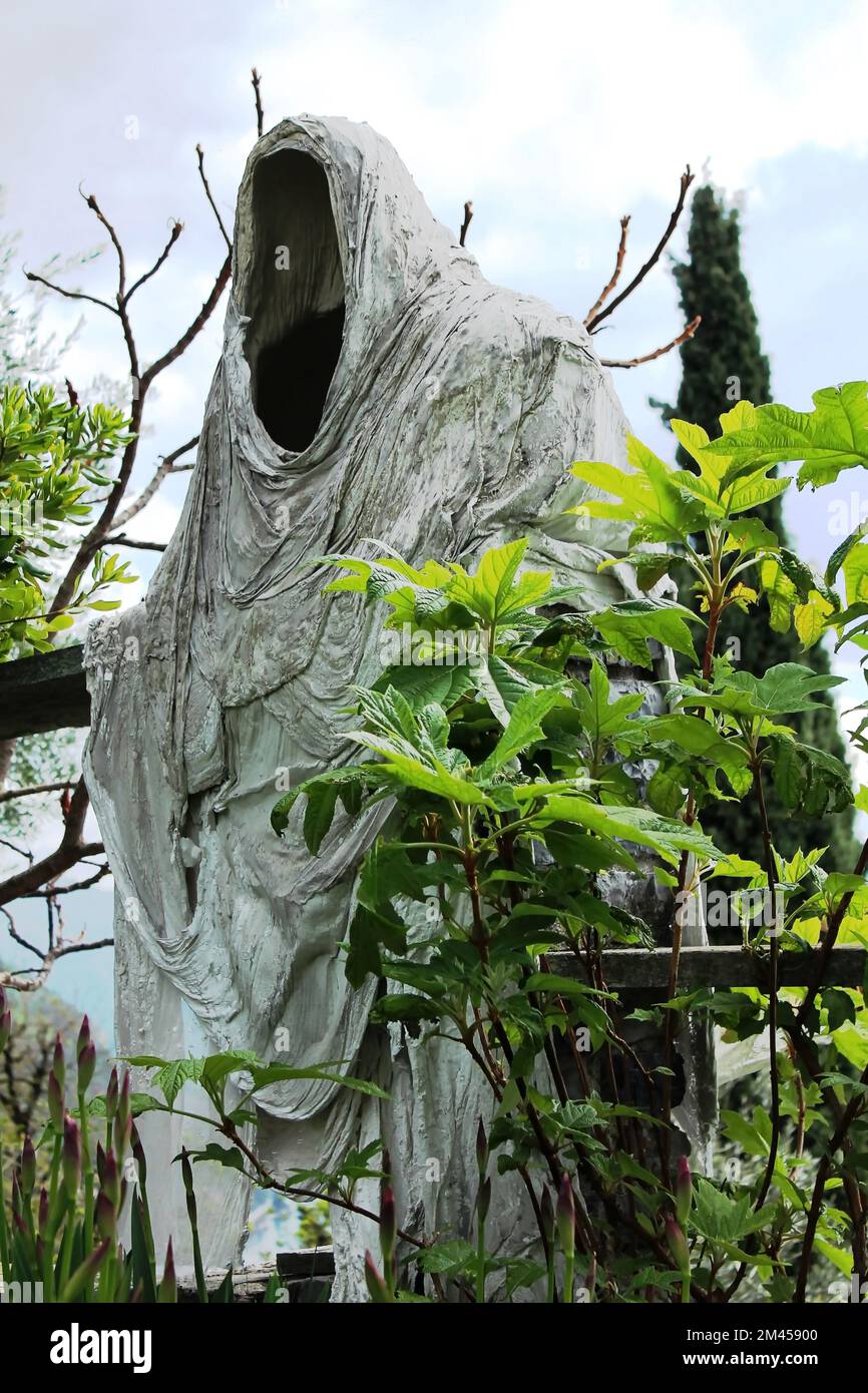 Statua dei fantasmi a Castello Vezio, Varenna, Lago di Como, Lombardia, Italia Foto Stock