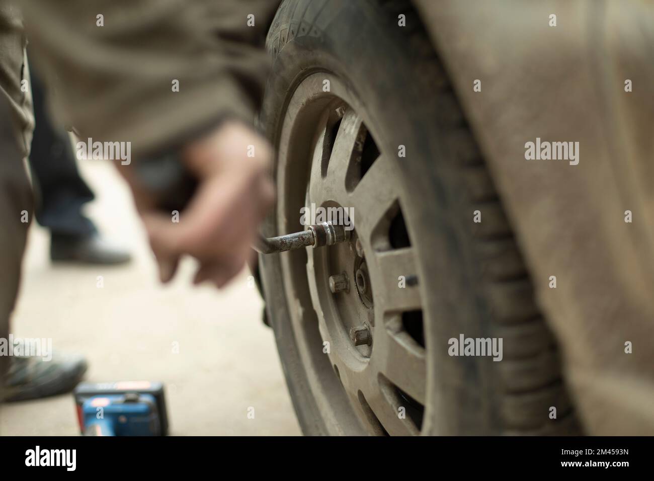 Dado sulla ruota. Leva per sostituire la ruota sulla vettura. Chiave per tenere la mano. Chiave. Foto Stock