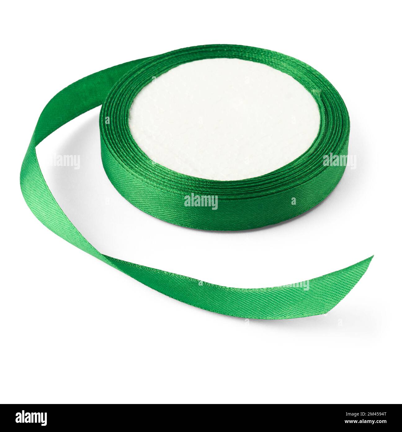 bobina per nastro satinato di colore verde, primo piano della bobina per nastro in tessuto isolata su sfondo bianco, modello con messa a fuoco selettiva Foto Stock