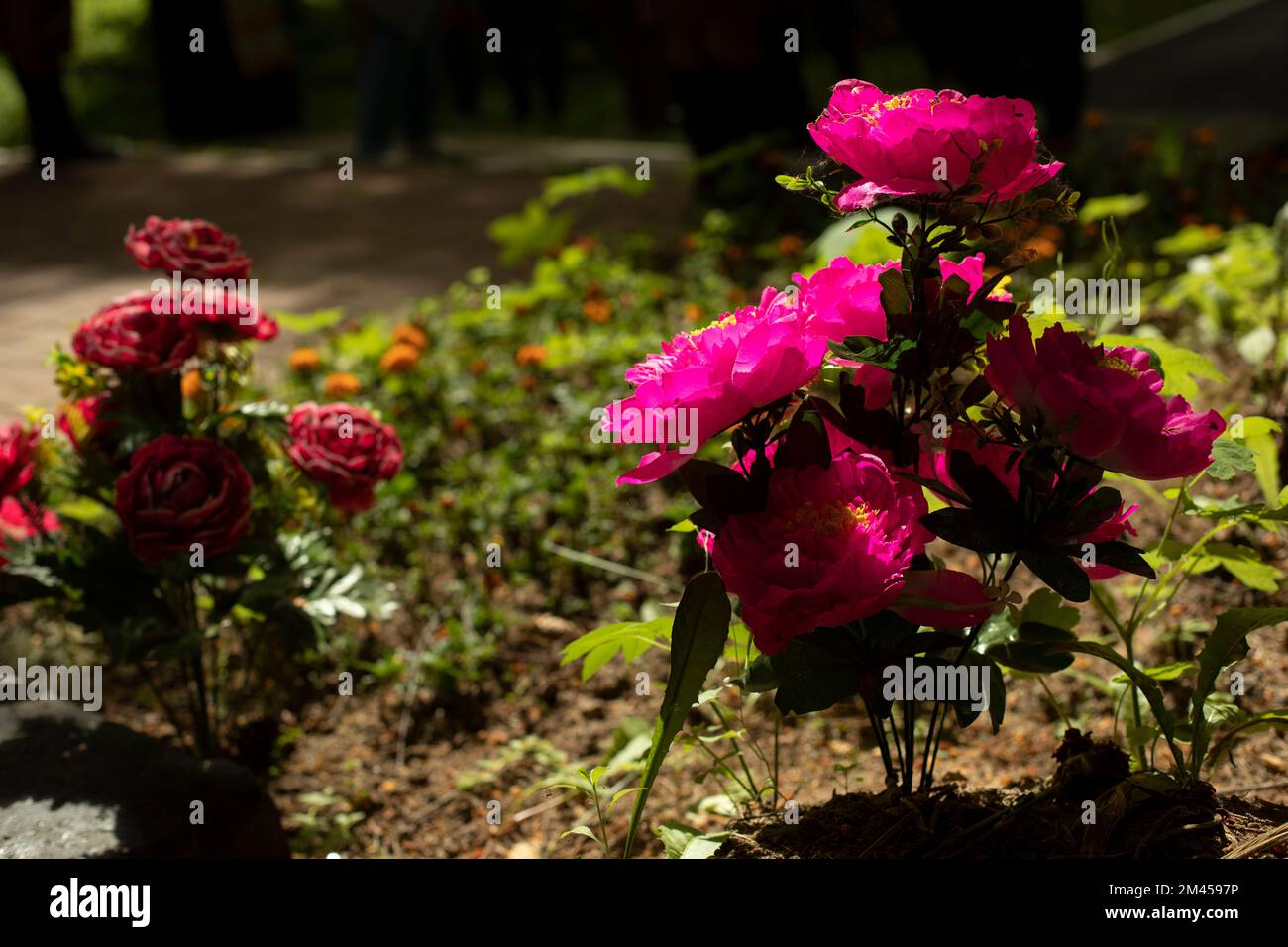 Fiori sulla tomba. Fiori artificiali ai funerali. Cerimonia di lutto. Un posto memorabile. Foto Stock