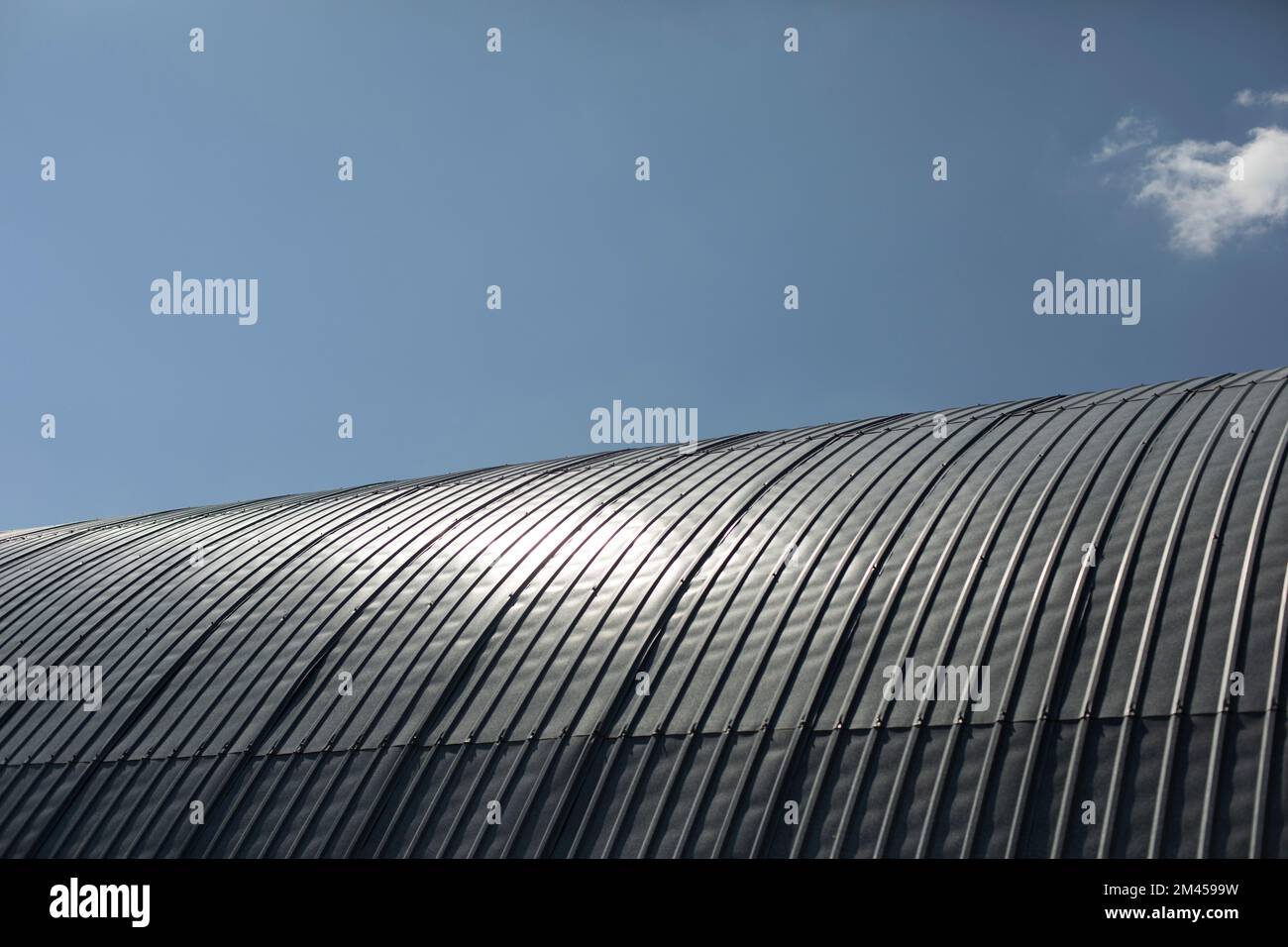 Tetto in acciaio. Struttura a cupola. Magazzino in profilo metallico. Pendenza del tetto. Foto Stock