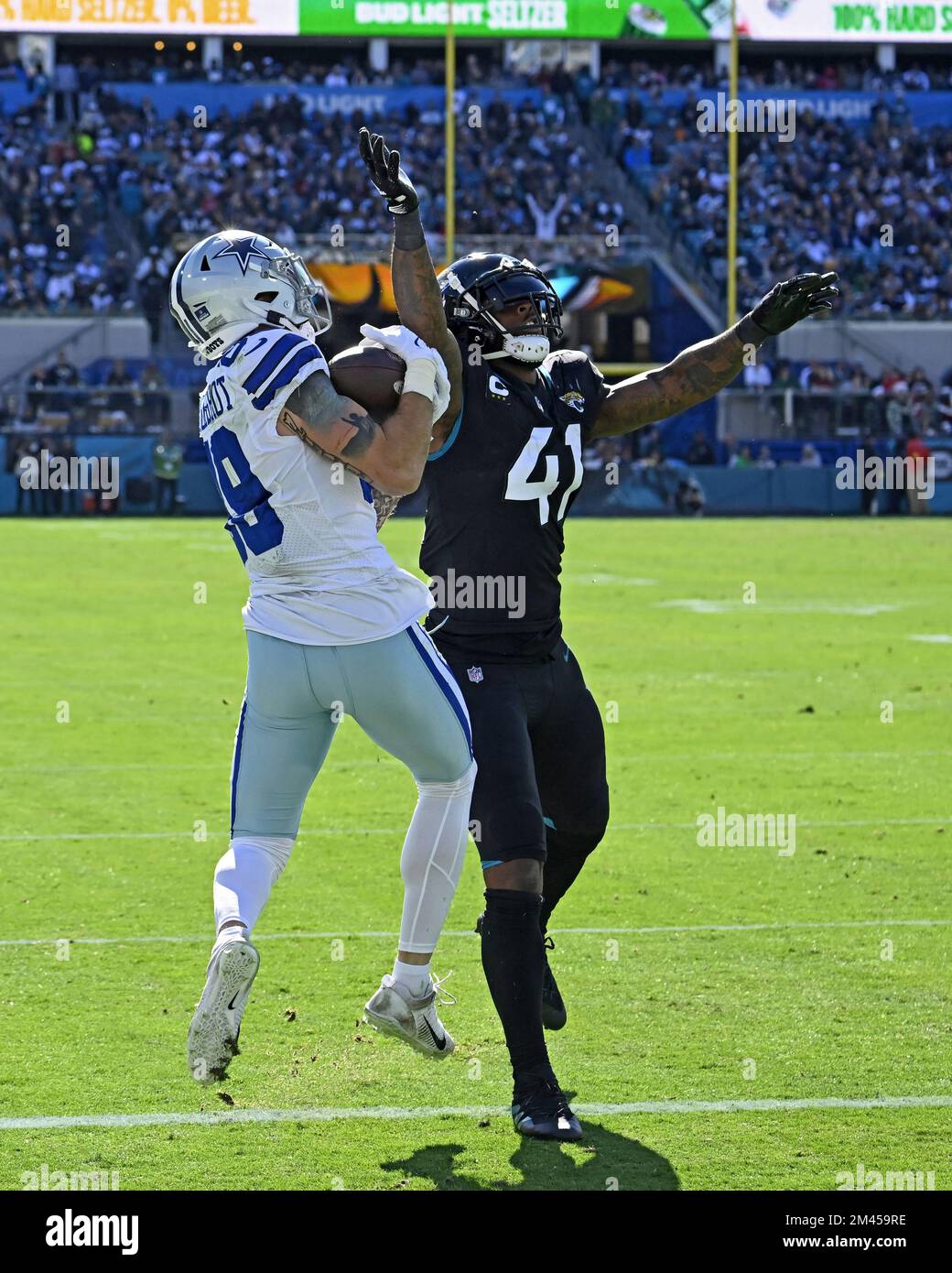 Jacksonville, Stati Uniti. 18th Dec, 2022. Tight End Peyton Hendershot prende un passo per un touchdown nel primo tempo, mentre i Cowboys prendono le Jaguar al TIAA Bank Field di Jacksonville, Florida, Domenica 18 dicembre 2022. I Jaguar sconvolgono i Cowboys 40-34 in straordinari. Foto di Joe Marino/UPI. Credit: UPI/Alamy Live News Foto Stock