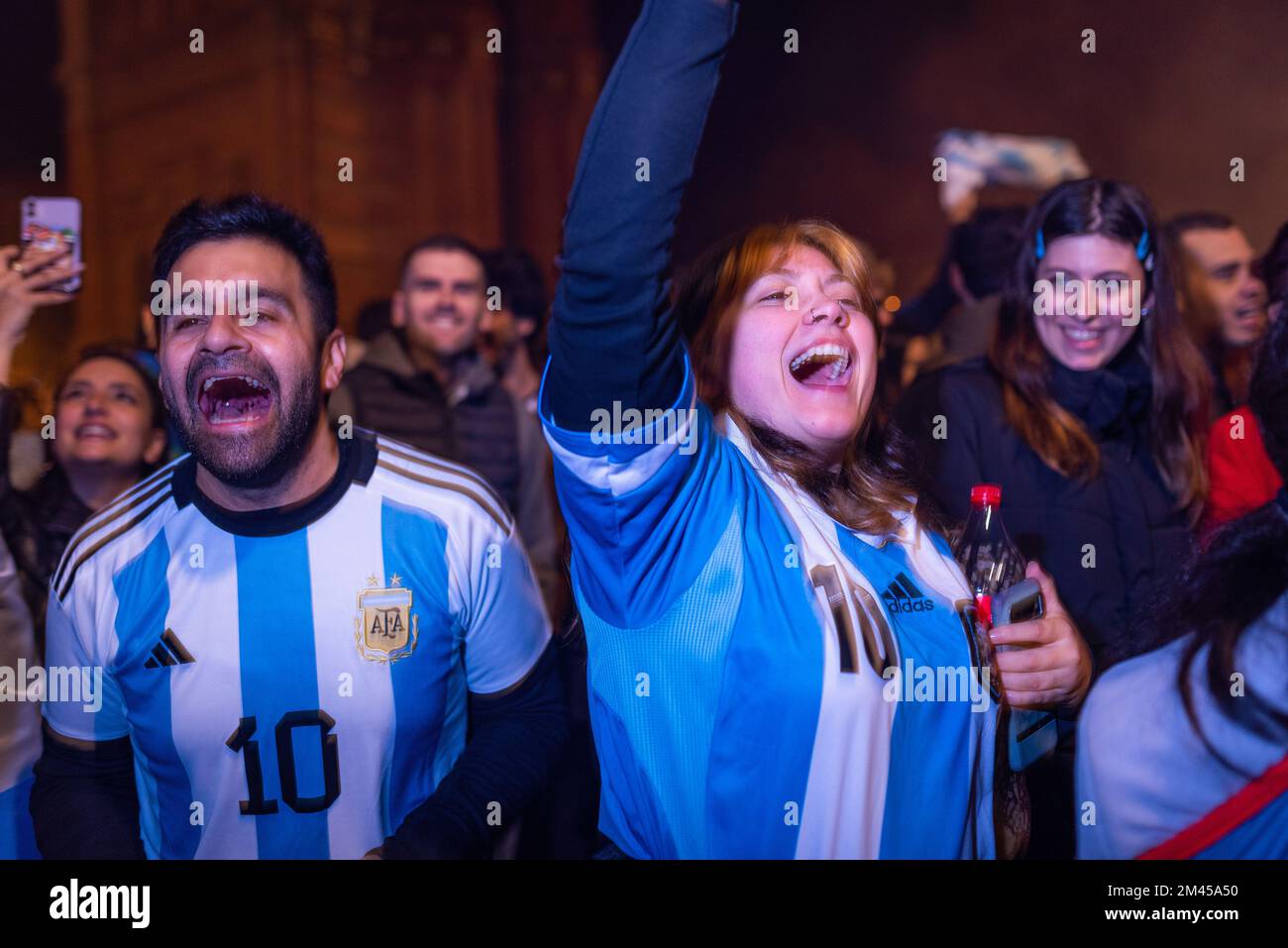Barcellona, Spagna. 18th Dec, 2022. I tifosi sono visti celebrare la vittoria dell'Argentina sulla Francia dopo la partita di calcio. I tifosi si sono riuniti per festeggiare dopo che la squadra argentina, guidata da messi, ha battuto la Francia 4-2 alle penalità, vincendo la Coppa del mondo di calcio per la terza volta nella sua storia. Credit: SOPA Images Limited/Alamy Live News Foto Stock