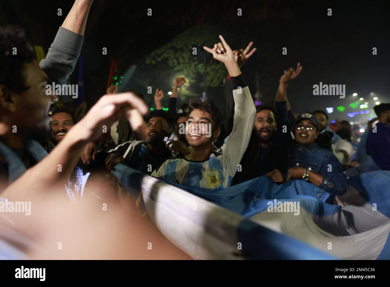 I tifosi del Bangladesh celebrano la vittoria dell'Argentina contro la Francia durante la finale della Coppa del mondo FIFA Qatar 2022 nella zona dell'Università di Dhaka, a Dhaka, Bangladesh, il 19 dicembre 2022. Foto di Suvra Kanti Das/ABACAPRESS.COM Foto Stock