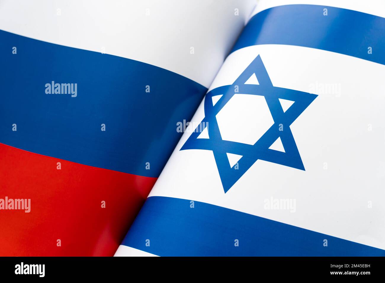 Sfondo delle bandiere di Israele e Russia. Il concetto di interazione o di controazione tra i due paesi. Relazioni internazionali. poli Foto Stock