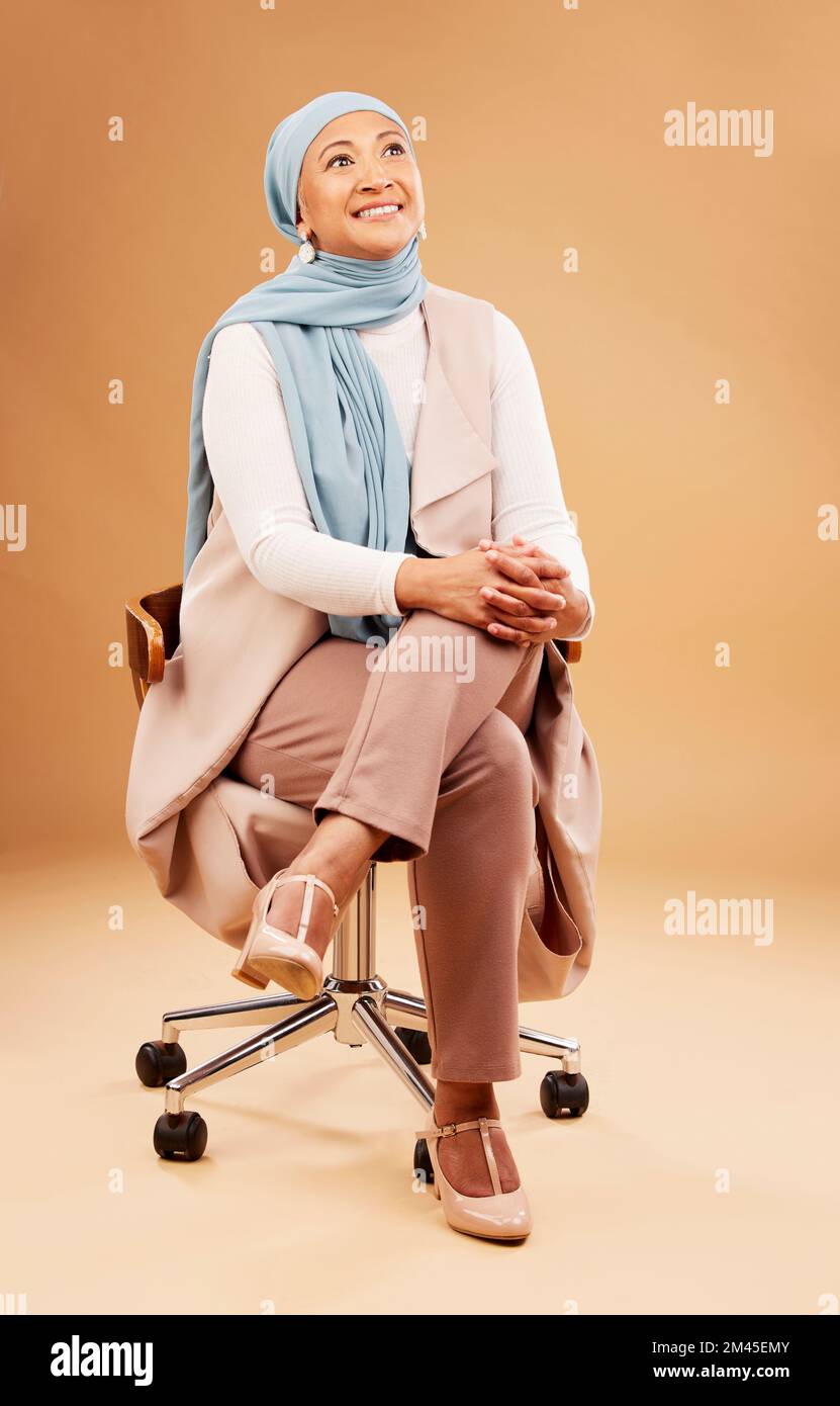 Musulmano, sedia d'affari e donna in studio con idea di moda, visione aziendale o abiti corporate designer per la cultura islamica. Beffa di Foto Stock