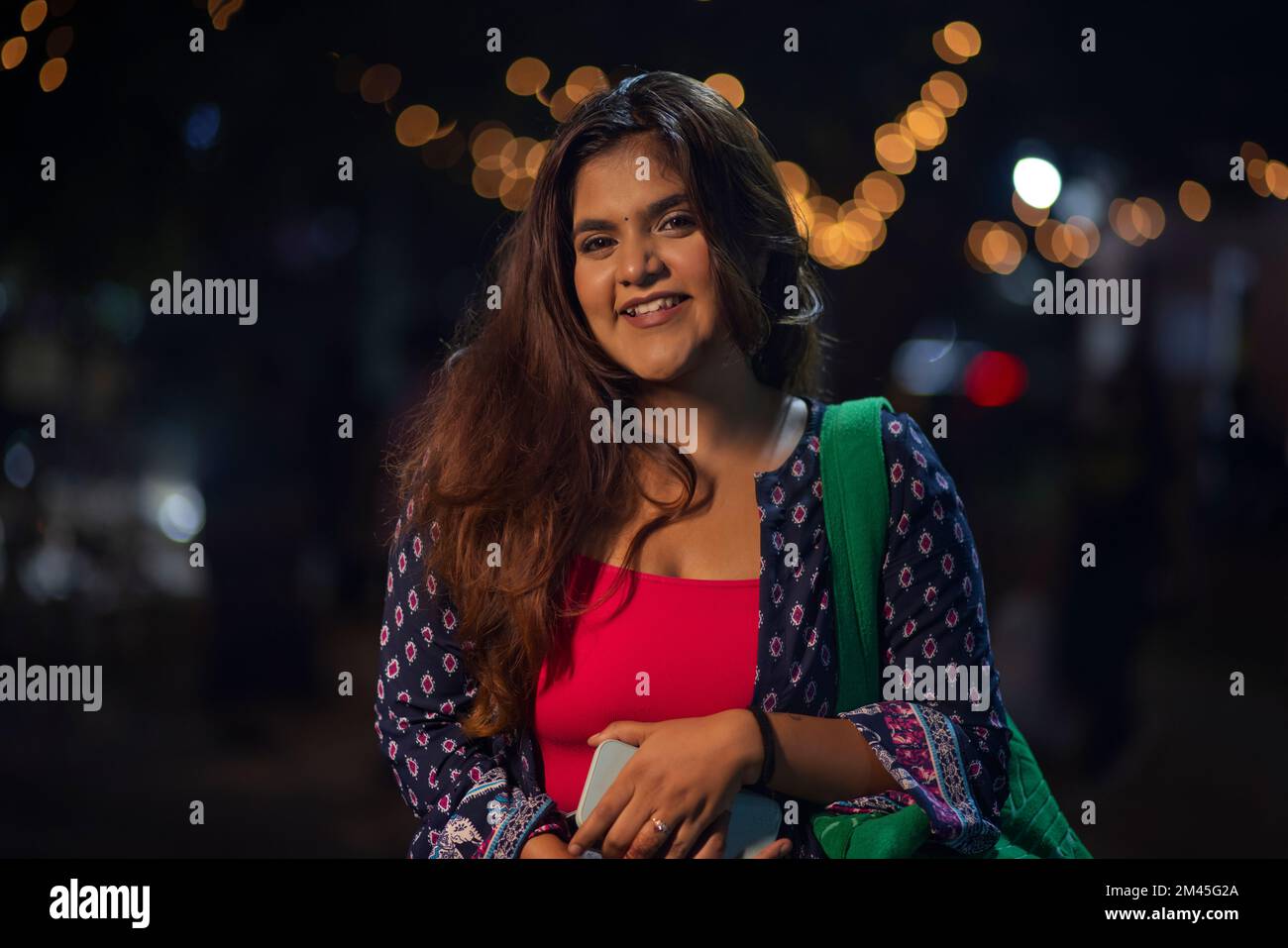 Ritratto di giovane donna che guarda la macchina fotografica con sorriso Foto Stock