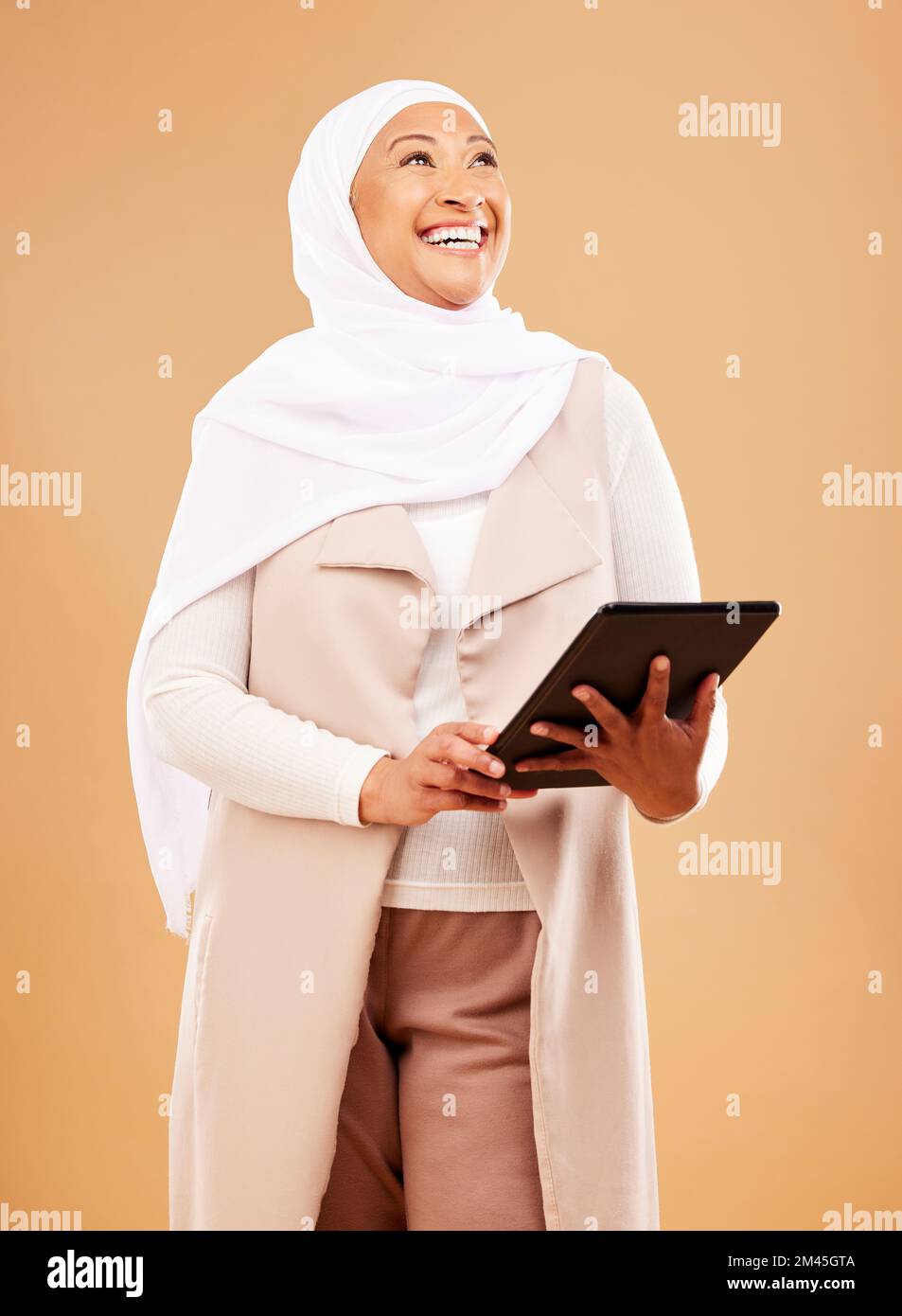 Musulmano, moda e tablet di donna in studio per design marketing, pubblicità e social media in startup business, carriera o cultura dei dipendenti Foto Stock