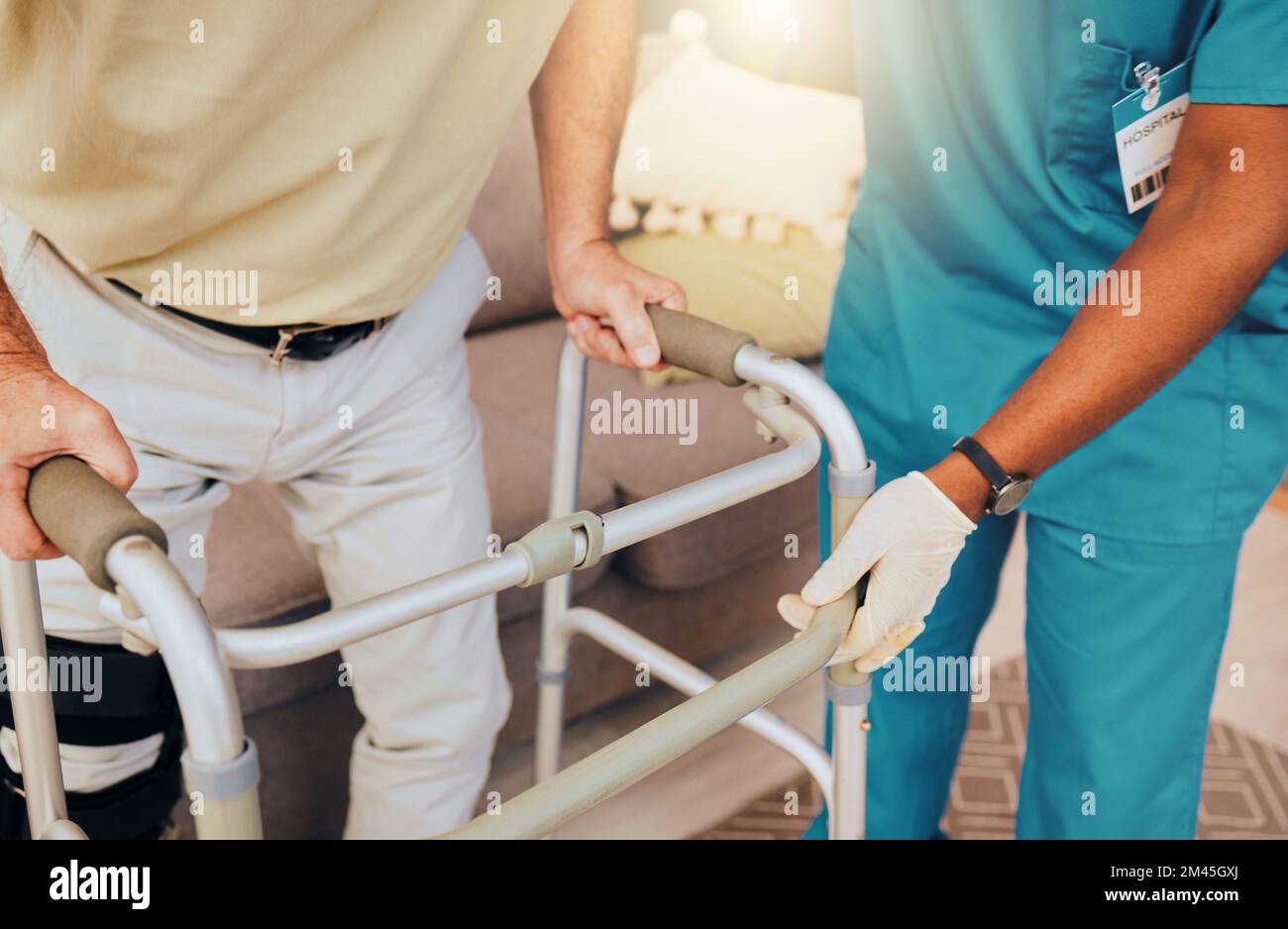 Disabilità, infermiera e telaio da passeggio senior per il supporto, l'aiuto e la fiducia nel movimento delle gambe, la salute muscolare o la riabilitazione. Fisioterapia, anziani Foto Stock