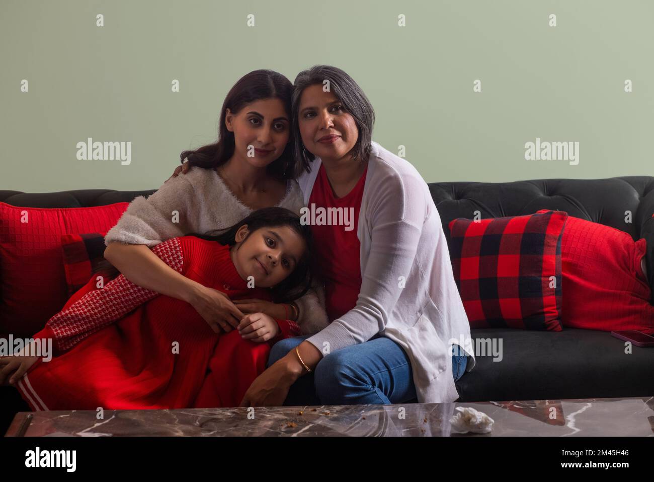 Ritratto di famiglia di tre generazioni di donne Foto Stock