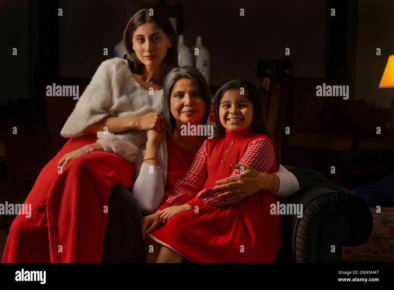 Ritratto di famiglia di tre generazioni di donne Foto Stock